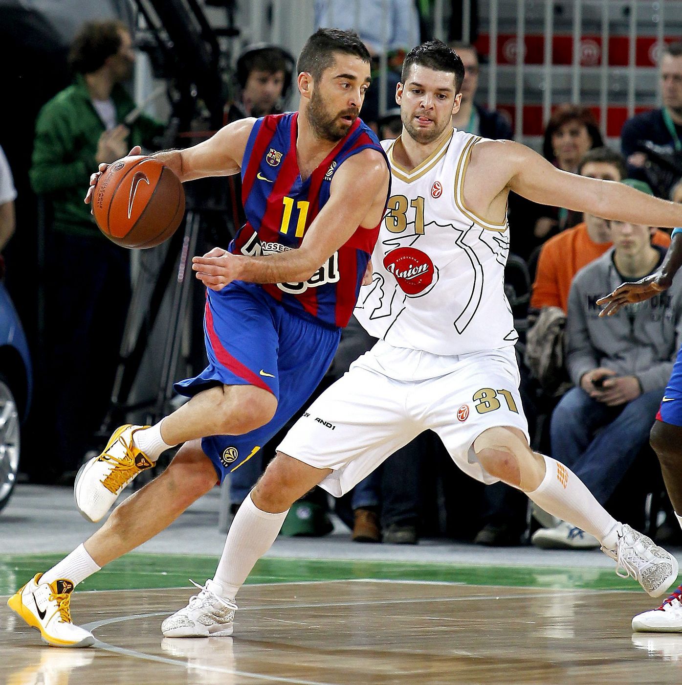 El jugador de Barcelona Juan Carlos Navarro trata de superar la marca de Saso Ozbolt, del Union Olimpija.