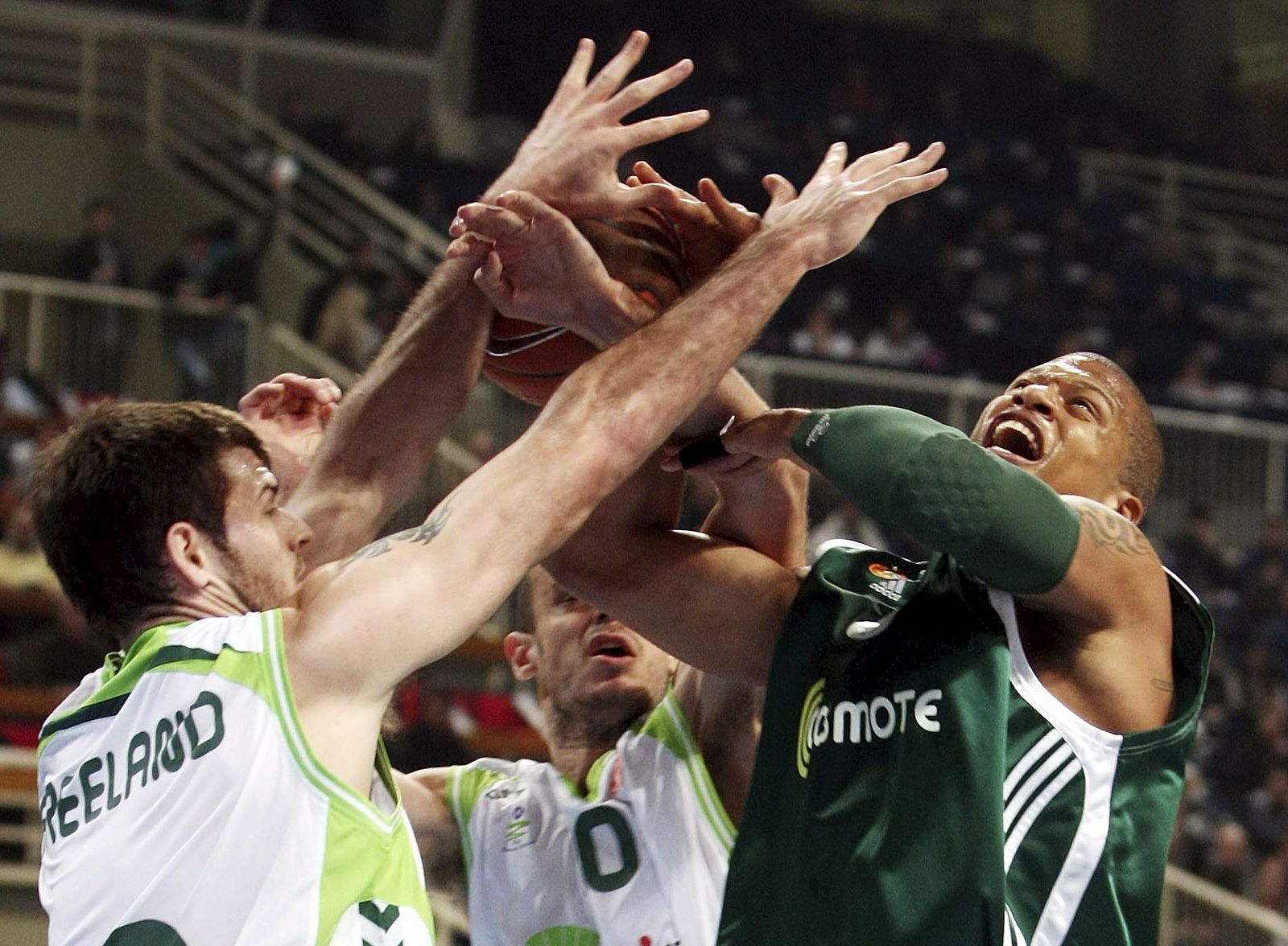 Joel Freeland del Unicaja intenta hacerse con el control del balón ante Mike Batiste del Panathinaikos.