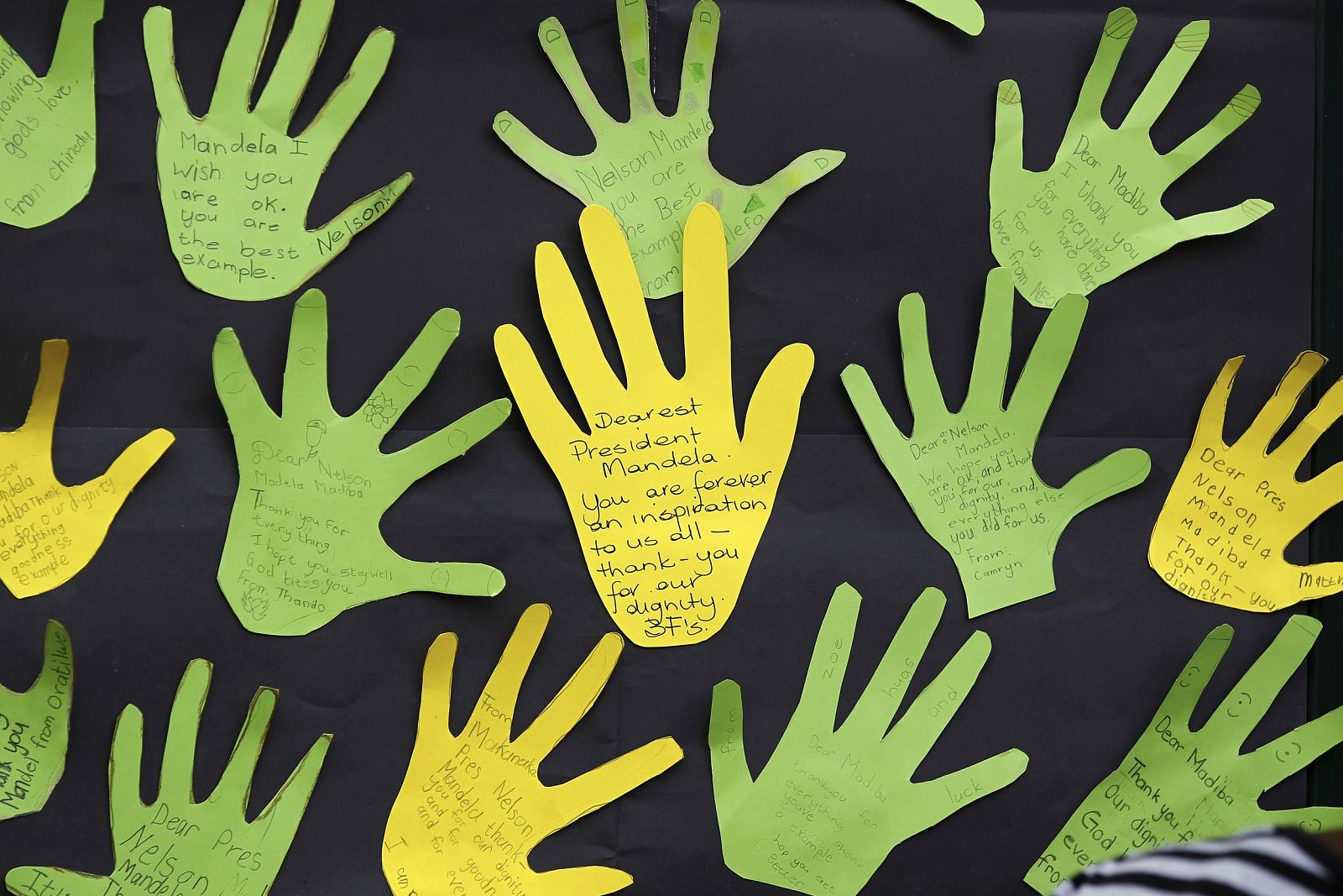 Los niños de una escuela próxima al hospital han dejado mensajes para Mandela