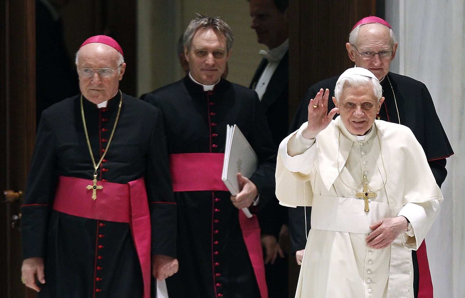 El Papa Benedicto XVI se dirige en el Vaticano a su audiencia semanal