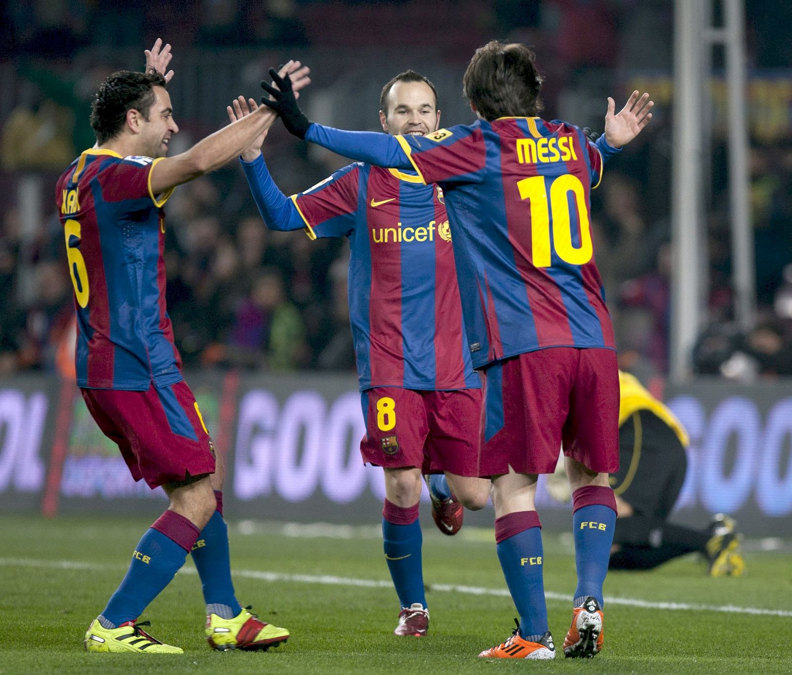 Iniesta celebra uno de los goles ante el Almería en la ida de semifinales de Copa