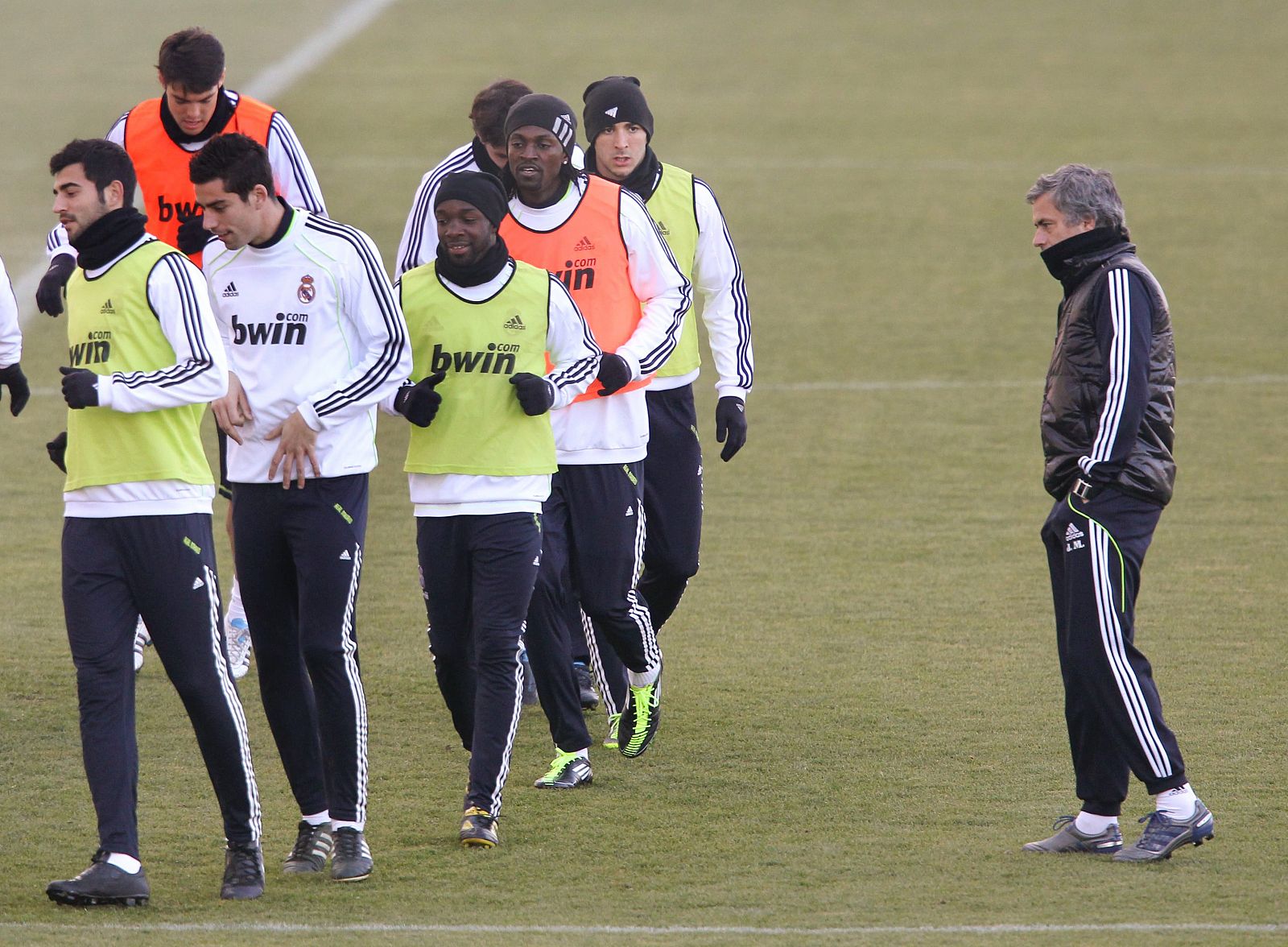 El entrenador del Real Madrid, el portugués José Mourinho observa a sus jugadores.