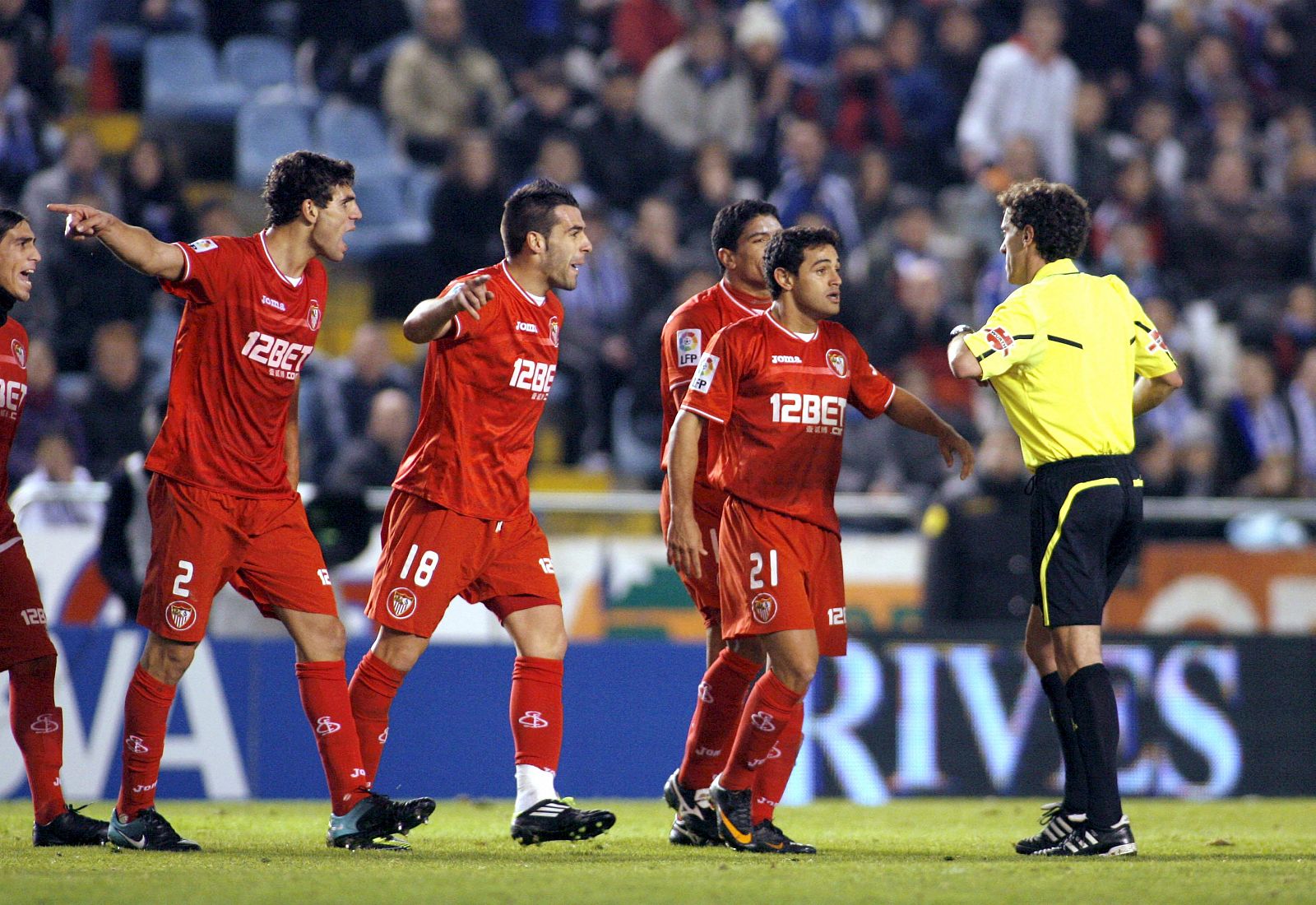 Los jugadores del Sevilla protestan una decisión al colegiado Ayza Gámez.