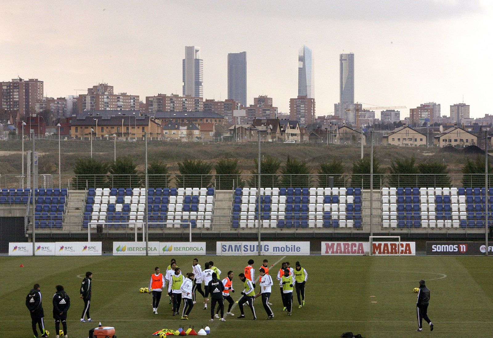 Los jugadores del Real Madrid durante el entrenamiento previo al viaje a Pamplona.