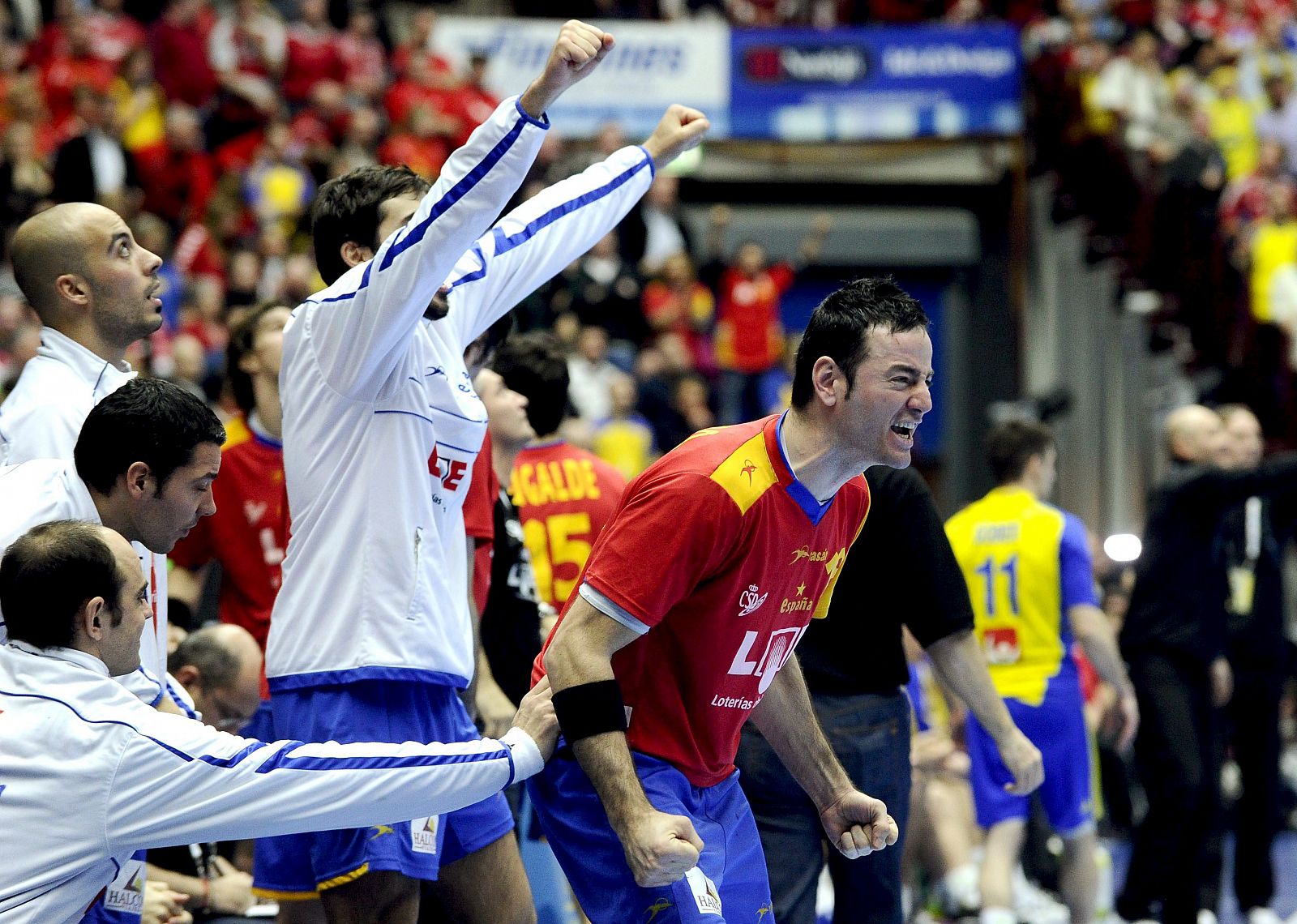 El jugador español Iker Romero y sus compañeros celebran la victoria de la selección española.