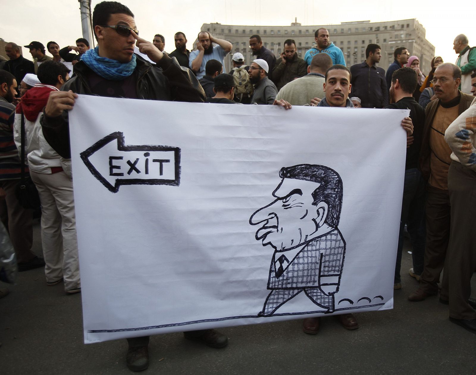 Los manifestantes piden con una pancarta la salida del presidente egipcio Hosni Mubarak en El Cairo.