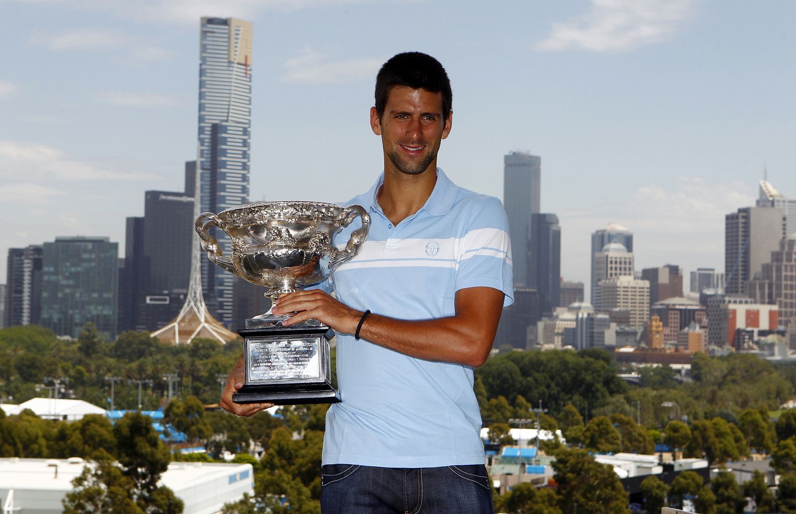 Novak Djokovic posa con el trofeo de ganador del Abierto de Australia.