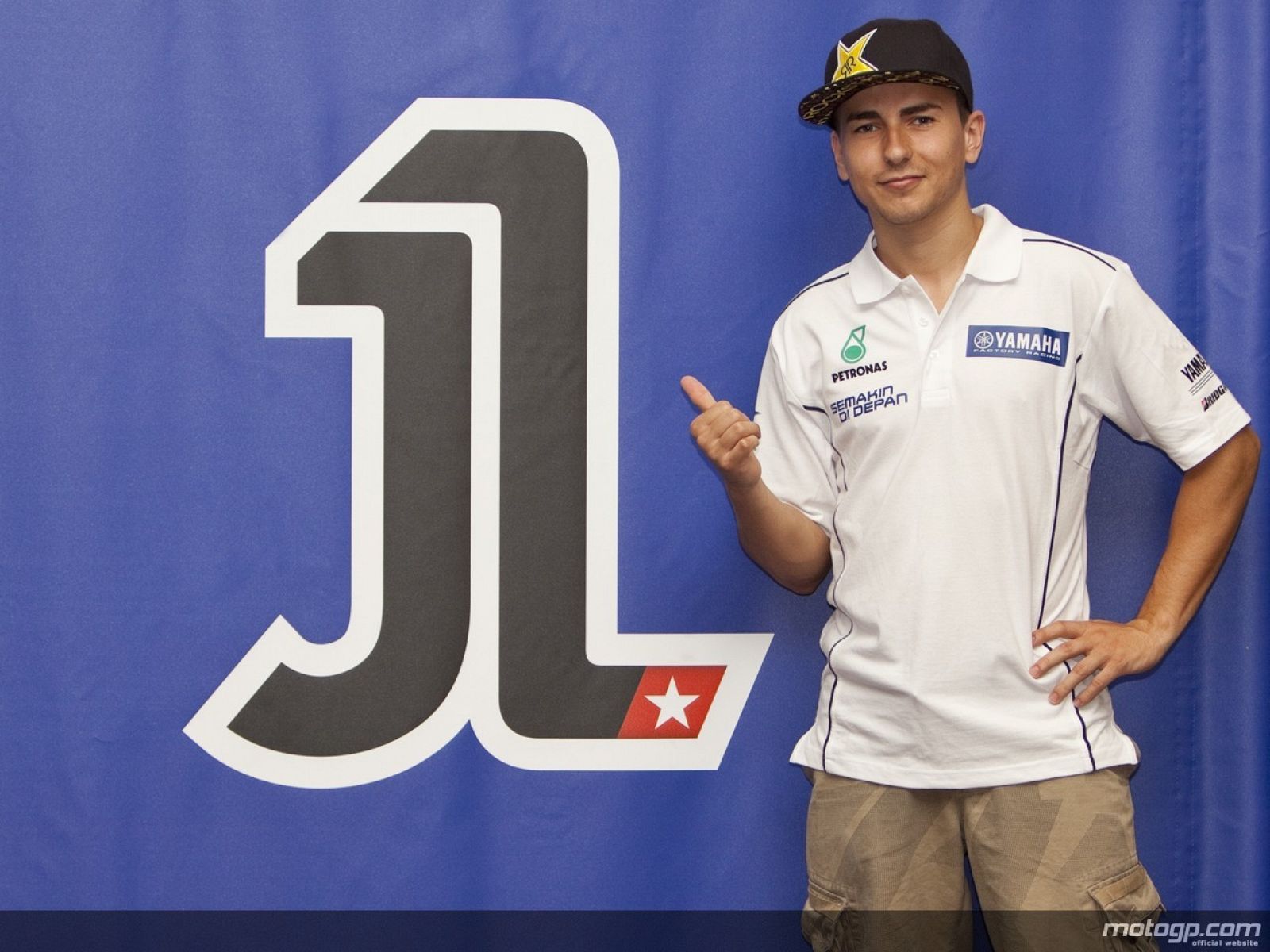 Jorge Lorenzo muestra con orgullo el diseño de su número 1.