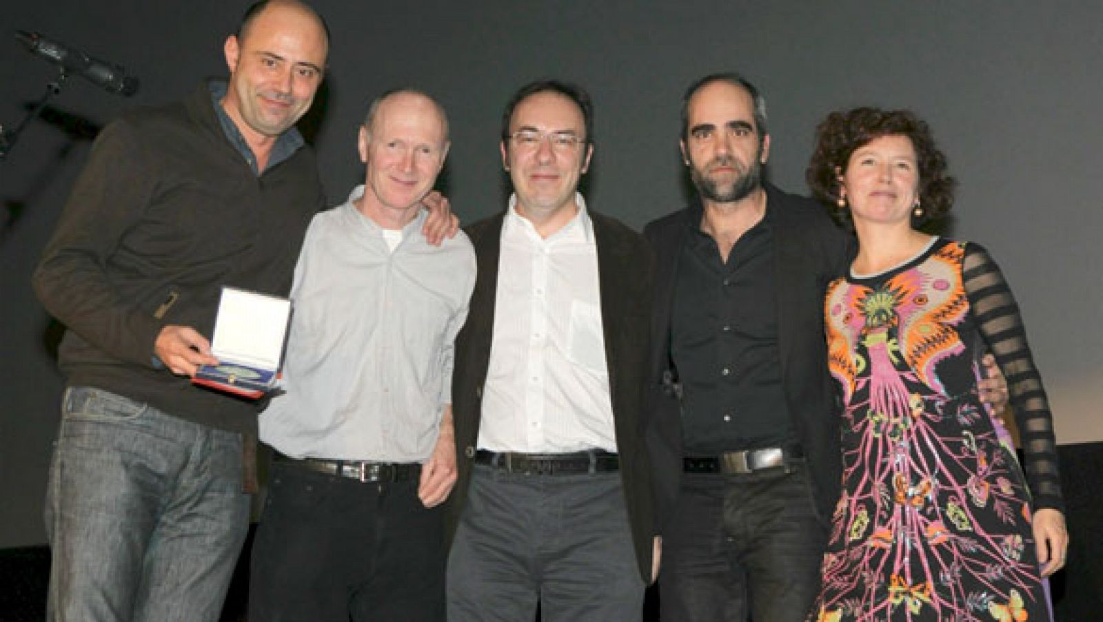 El equipo de la película "También la lluvia", encabezado por su directora Icíar Bollaín y por el actor Luis Tosar (2d), posan con la Medalla a la Mejor Película durante la ceremonia de entrega de las melladas del Círculo de Escritores Cinematográficos (CEC) 2010, esta noche en Madrid.