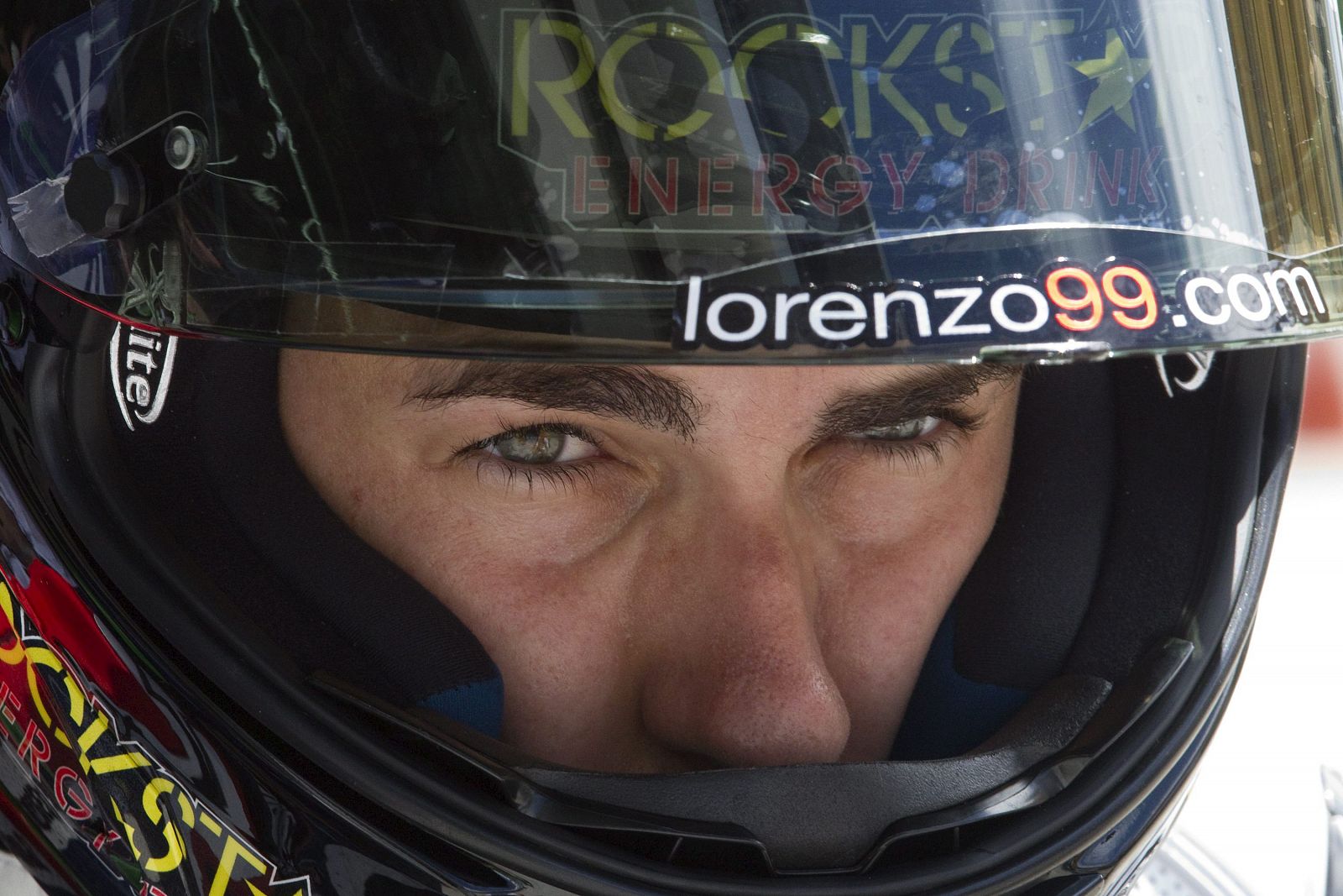 Jorge Lorenzo se prepara para participar en un entrenamiento de pretemporada en el circuito de Sepang.