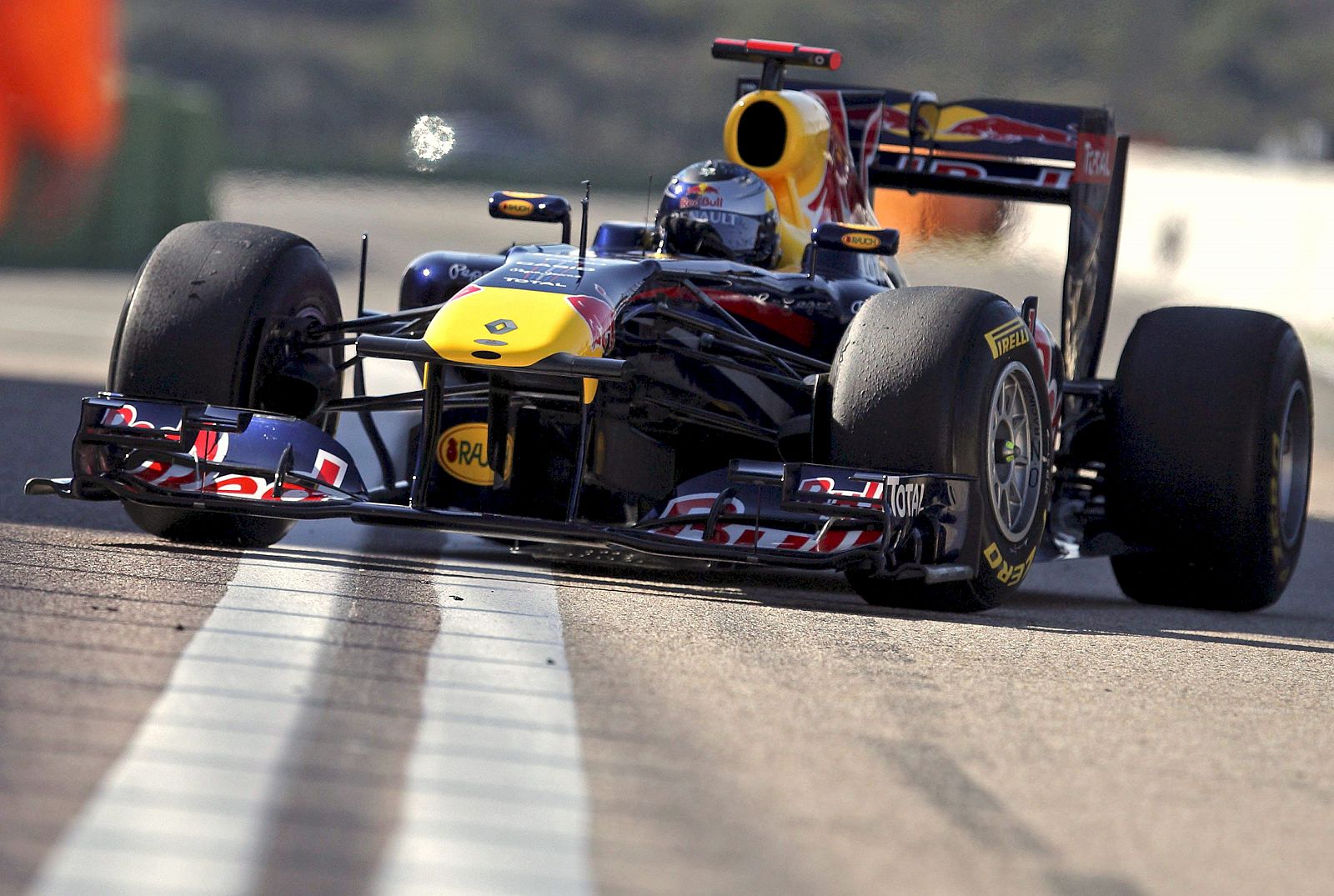 El piloto alemán y vigente campeón del Mundo, Sebastian Vettel, al volante del RB7 de Red Bull.