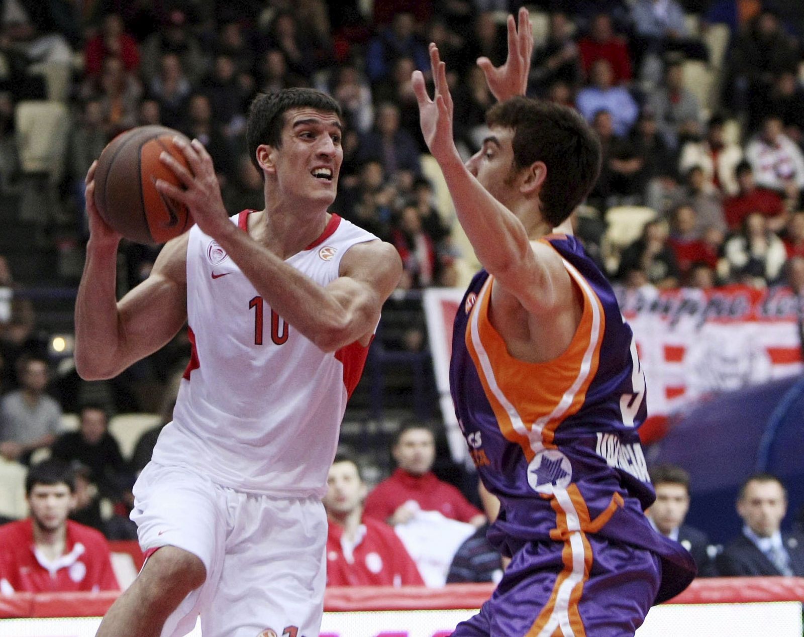 Victor Claver del Valencia frente a Marko Kecelj del Olympiacos.