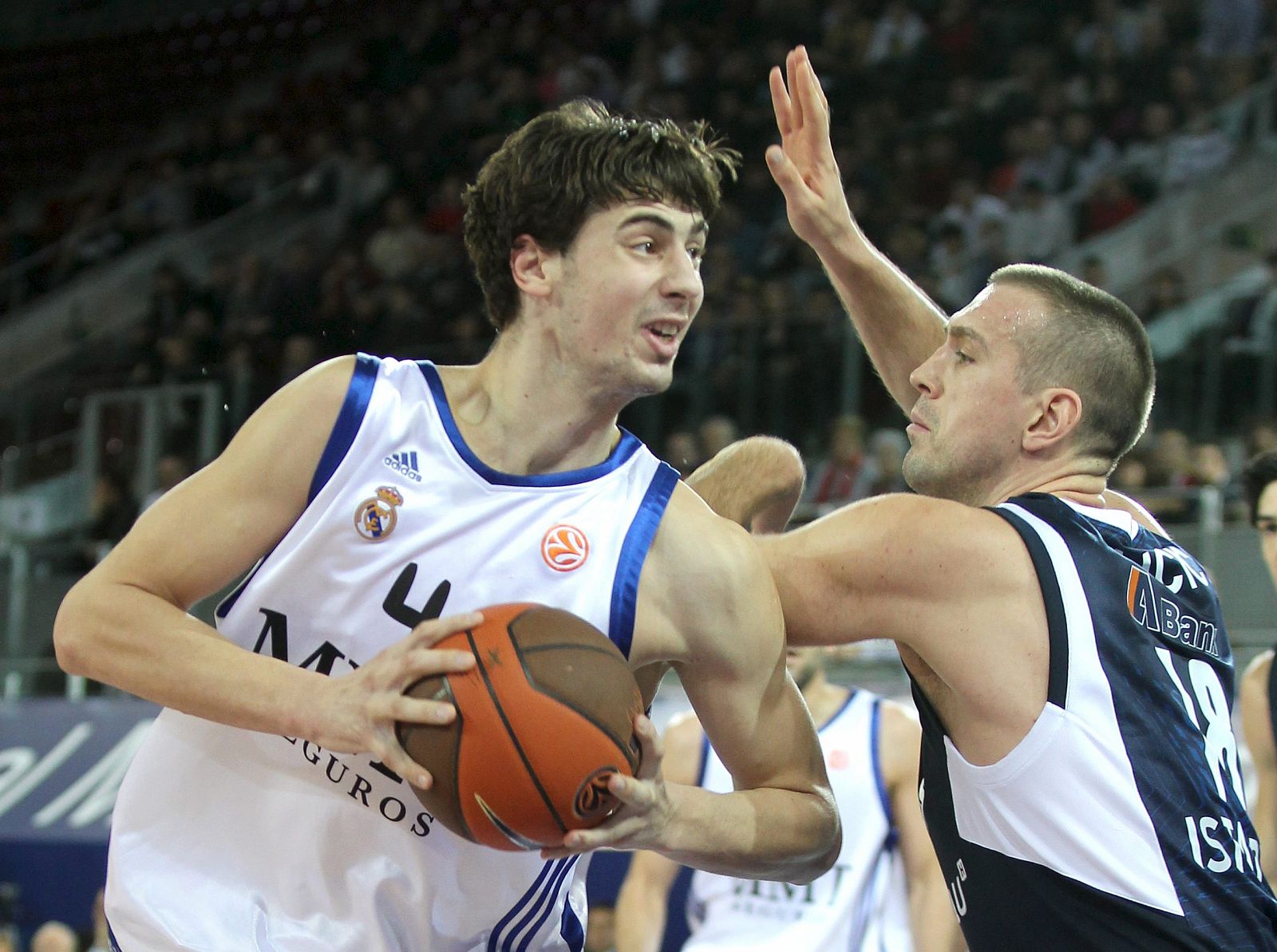 El pívot croata del Real Madrid Ante Tomic supera al pívot croata Nikola Vujcic