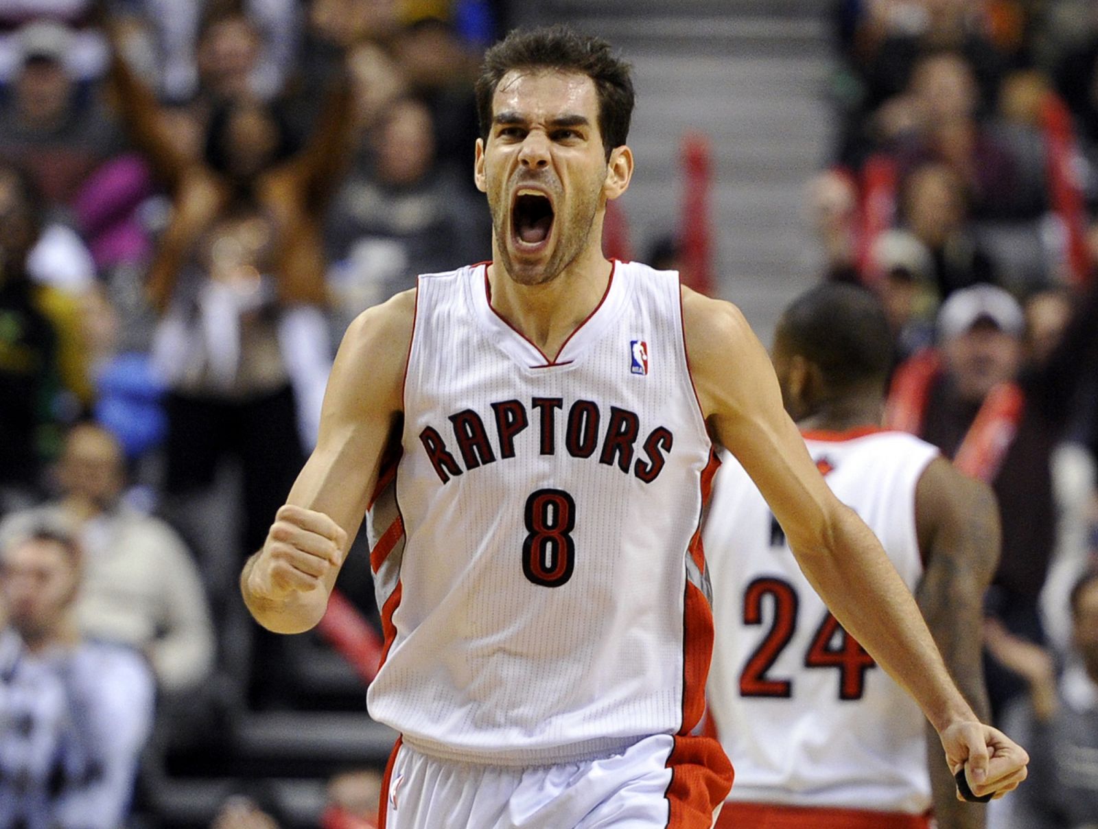 El base deToronto Raptors, José Manuel Calderón, celebra una canasta.