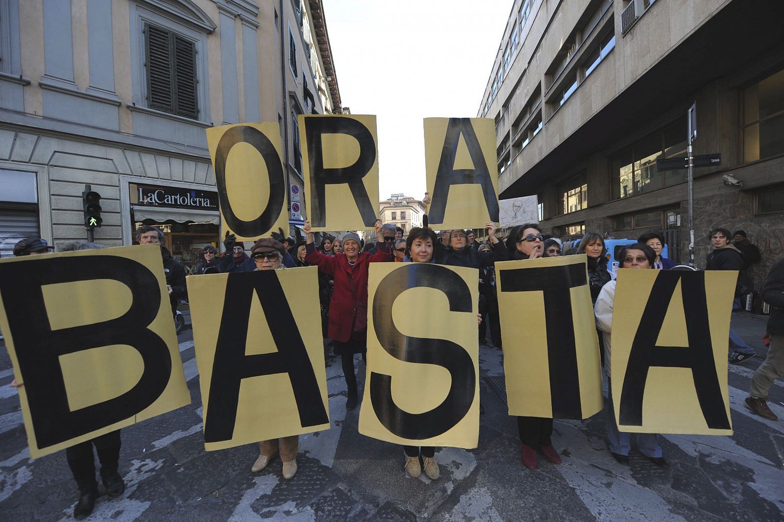 FLORENCIA SALE A LA CALLE PARA PEDIR LA DIMISIÓN DE BERLUSCONI