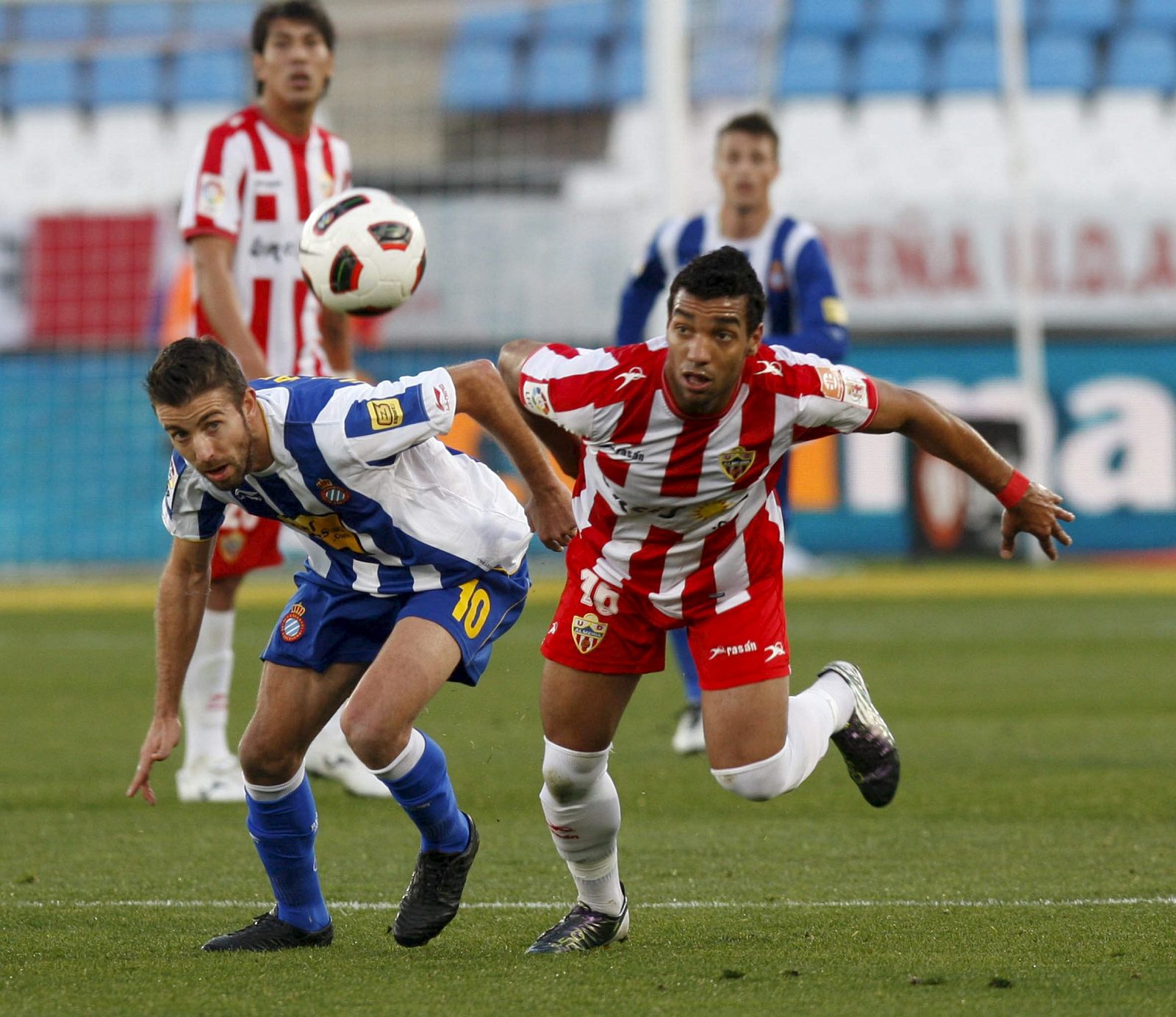 El defensa brasileño del Almería, Míchel Macedo (d), se disputa el balón con el delantero del Espanyol, Luis García.