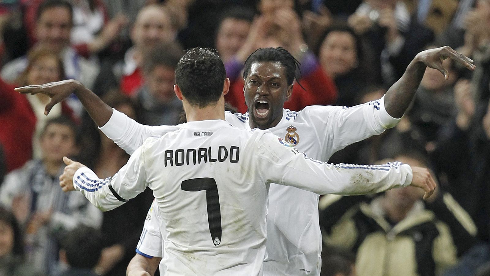 Emmanuel Adebayor (d) celebra su gol, cuarto de su equipo, junto a su compañero Cristiano Ronaldo.