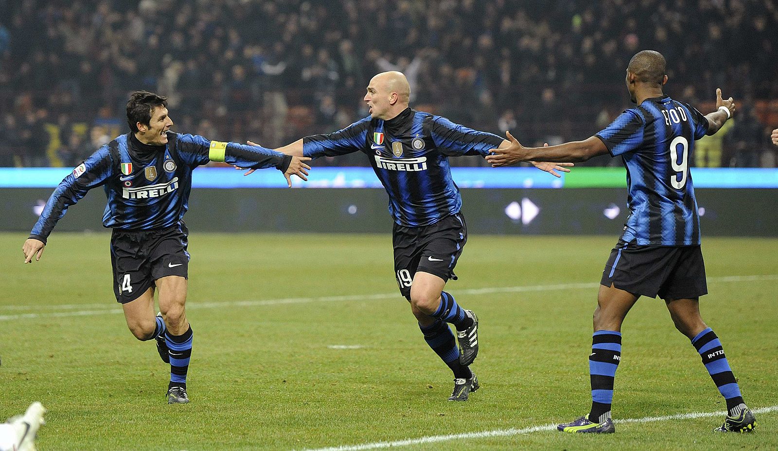 Cambiasso celebra con Zanetti y Eto'o su gol a la Roma.