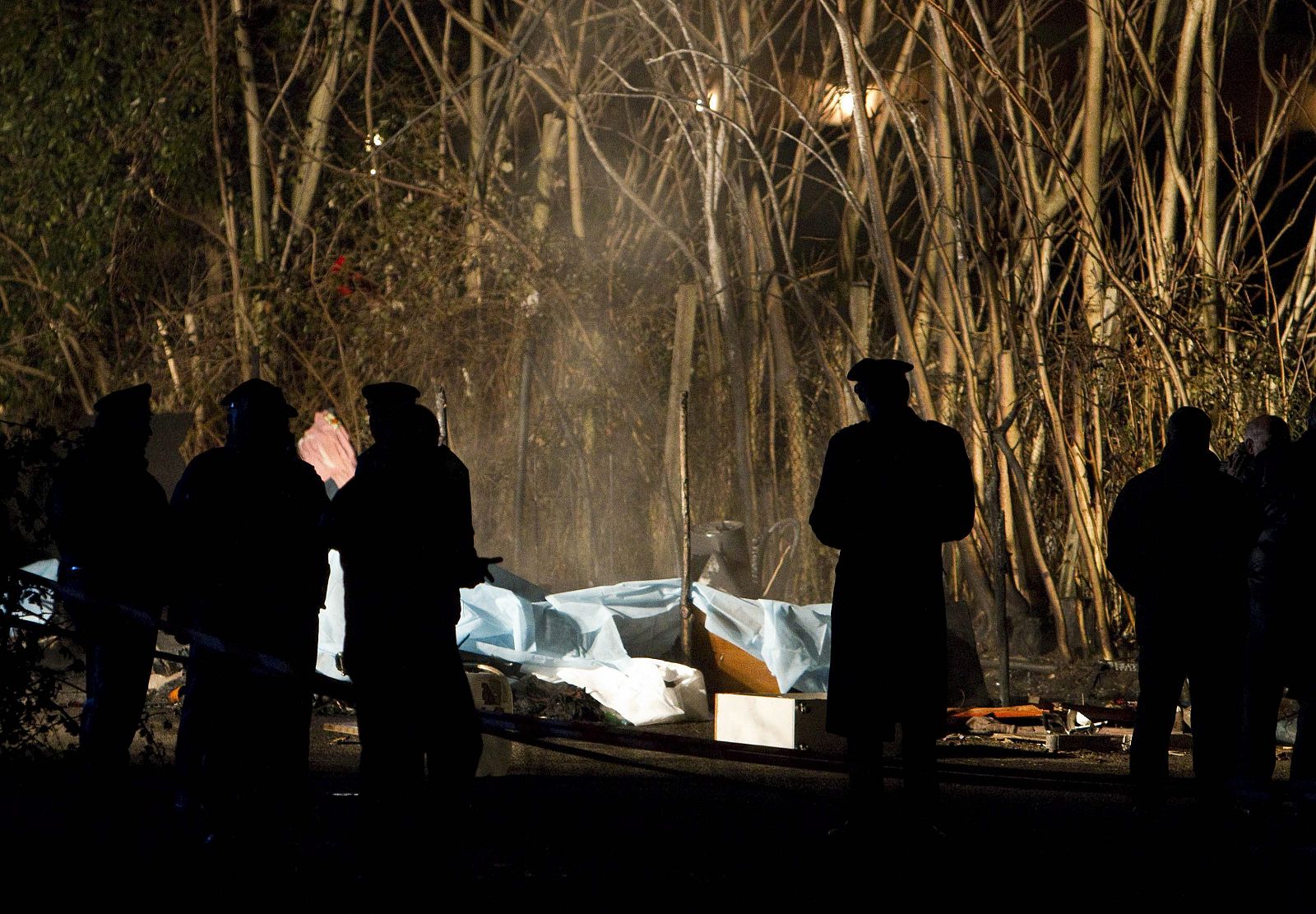 La policía llega al campo de gitanos en Appia Nuova, Roma (Italia), en el que han muerto cuatro niños durante un incendio.