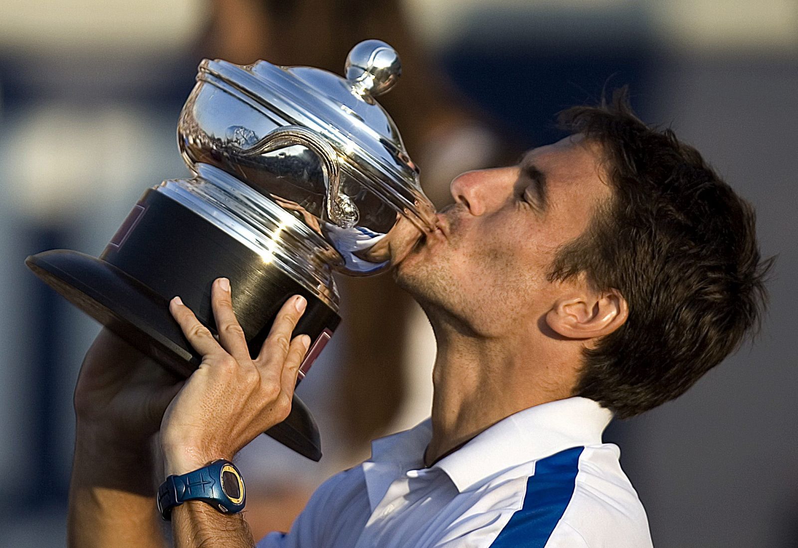 Tommy Robredo celebra el título conseguido en el Torneo de Santiago de Chile, ATP 250.