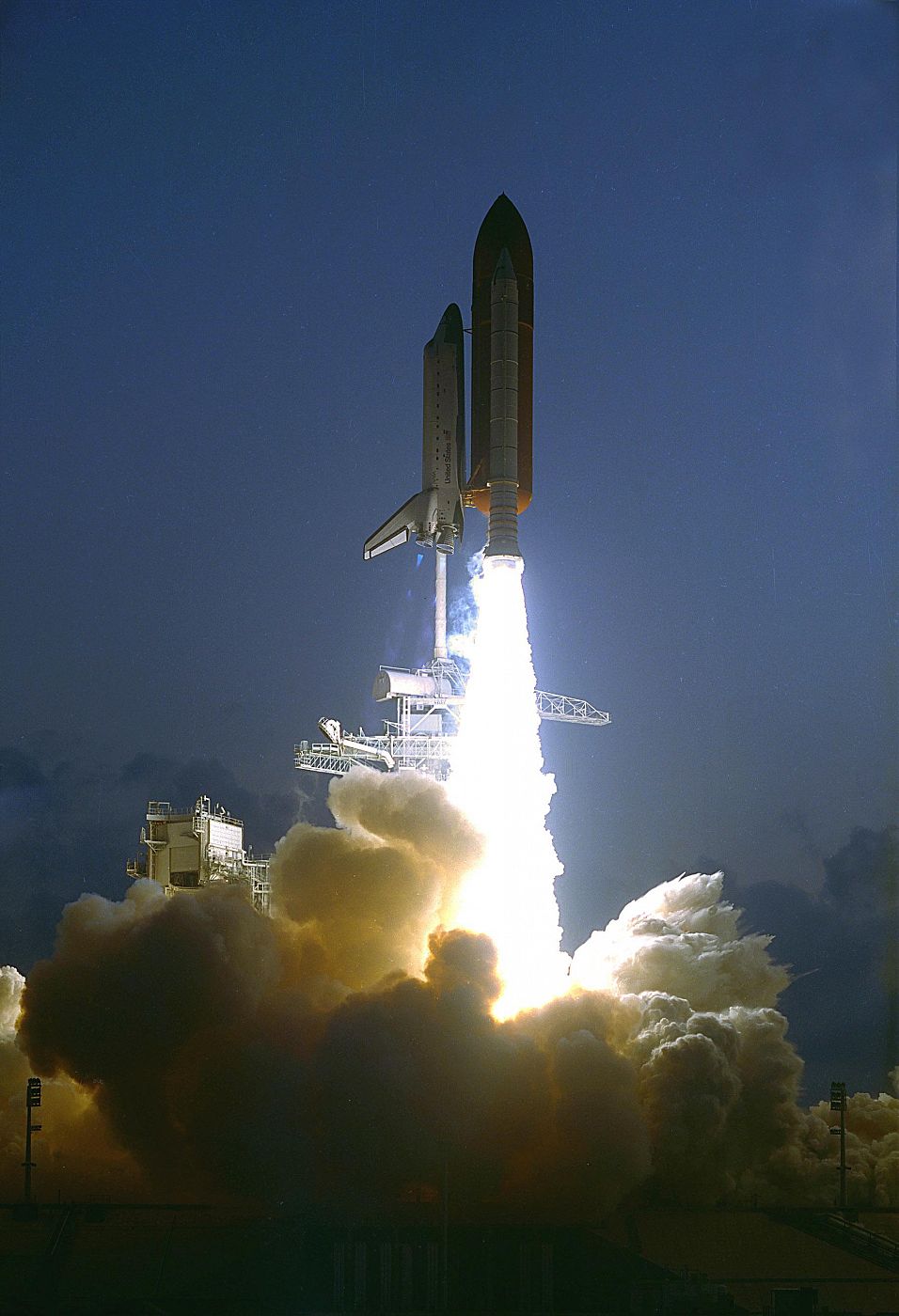 El transbordador espacial Endeavour despegando en su primera misión el 7 de mayo de 1992