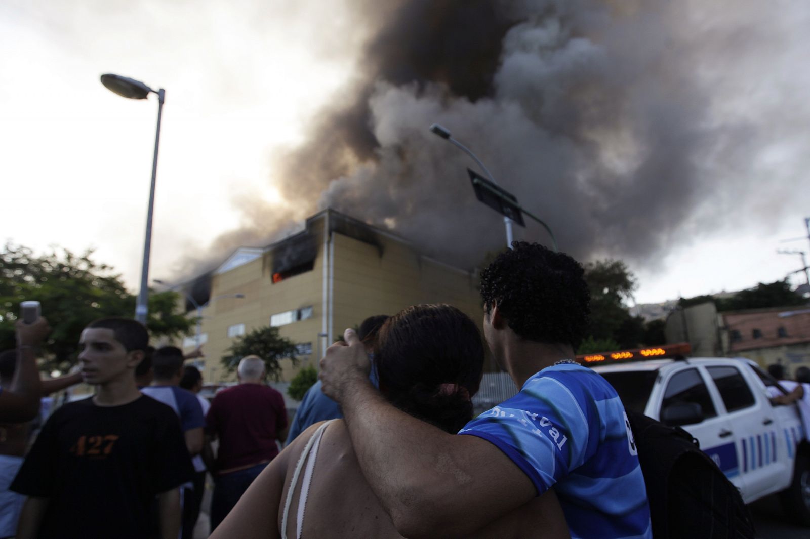 Un gran incendio quema algunos talleres de escuelas de samba de Río de Janeiro.