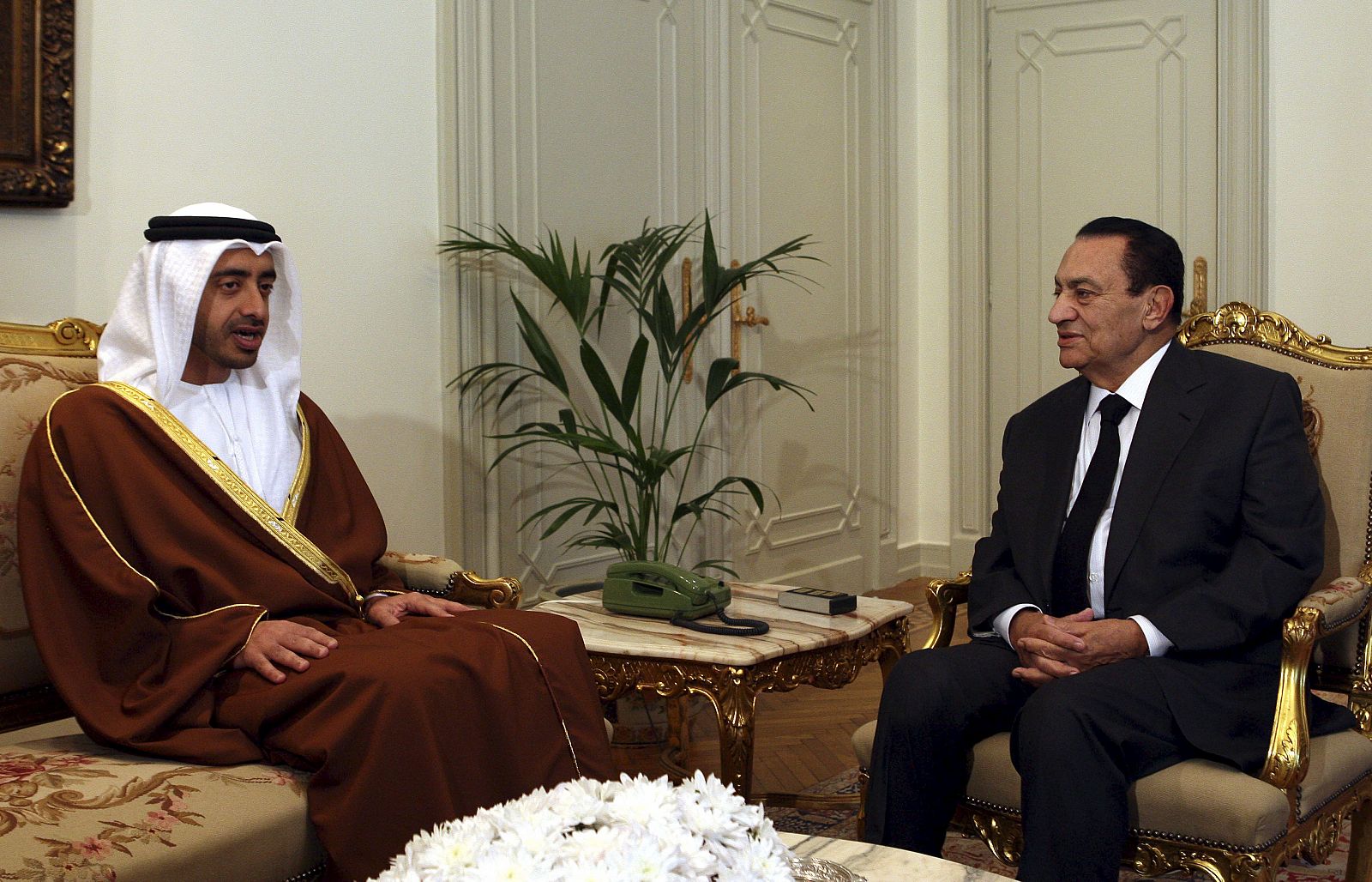 El presidente de Egipto, Hosni Mubarak conversa con el ministro de Exteriores de los Emiratos Árabes Unidos (EAU), el jeque Abdullah bin Zayed Al Nahayan, durante una reunión en el palacio Itahediyah en El Cairo, Egipto.