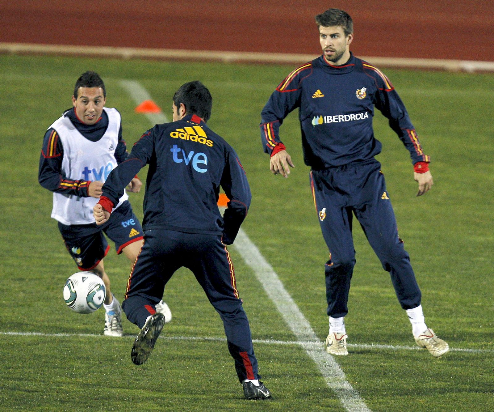 Los jugadores de la selección española Santi Cazorla, Raúl Albiol y Gerard Piqué durante el entrenamiento que el combinado nacional ha llevado a cabo esta tarde en la Ciudad del Fútbol de la Rozas, en Madrid.