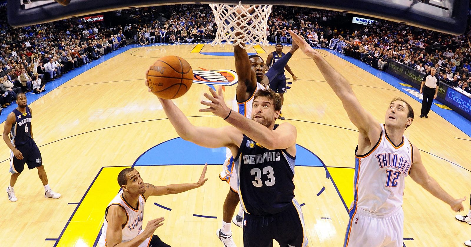 Marc Gasol, de los Grizzlies de Memphis, se eleva a canasta ante el serbio de Thunder, Nenad Krstic.