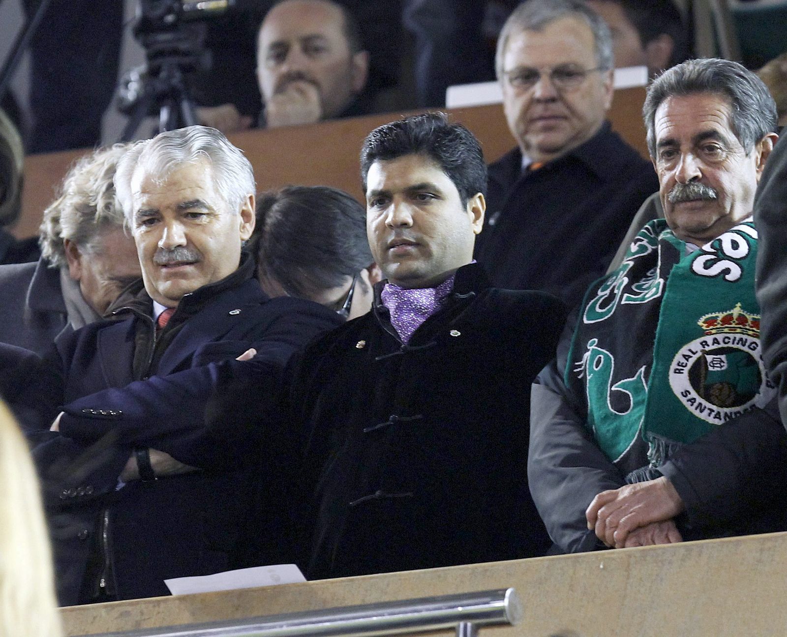 El presidente de Cantabria junto al empresario indio Ahsan Ali Syed y a Francisco Pernía, presidente del Racing.