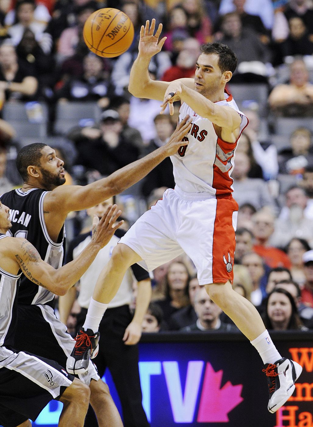 El jugador de Toronto Raptors, Calderon, ante el jugador de Spurs, Duncan.