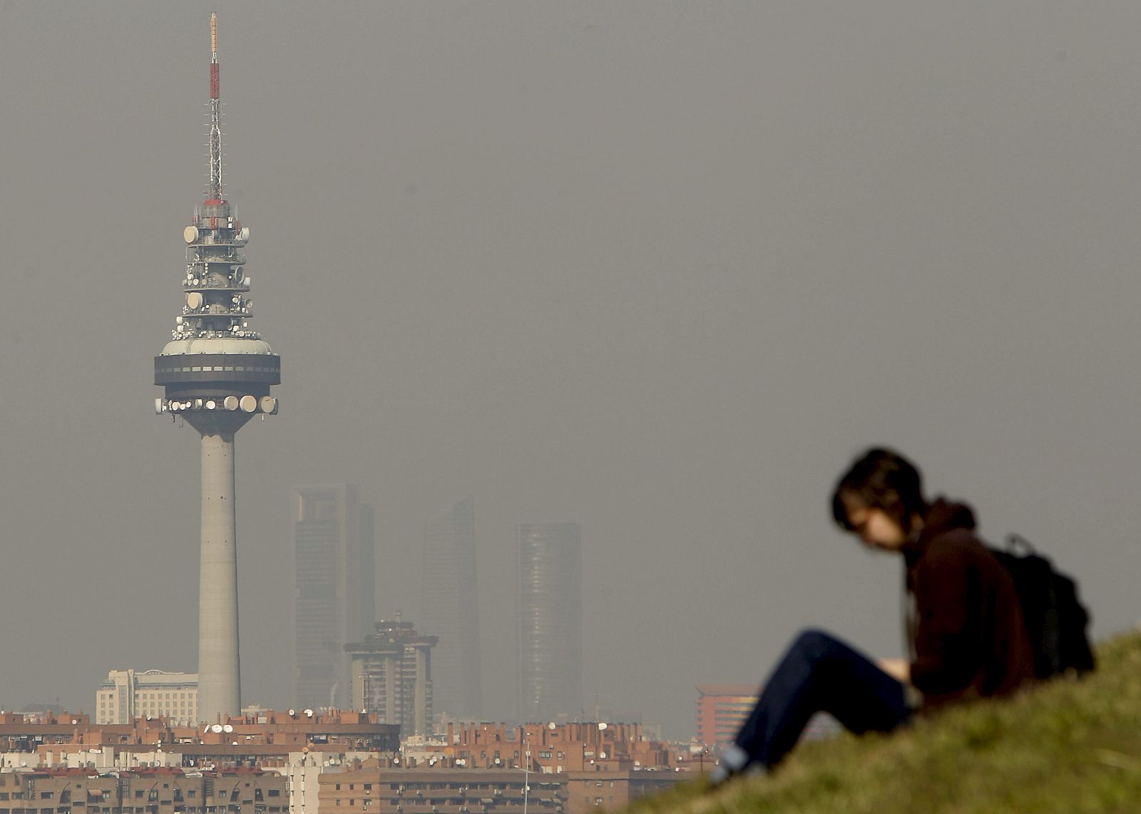 El cielo sobre Madrid continúa cubierto por una densa capa