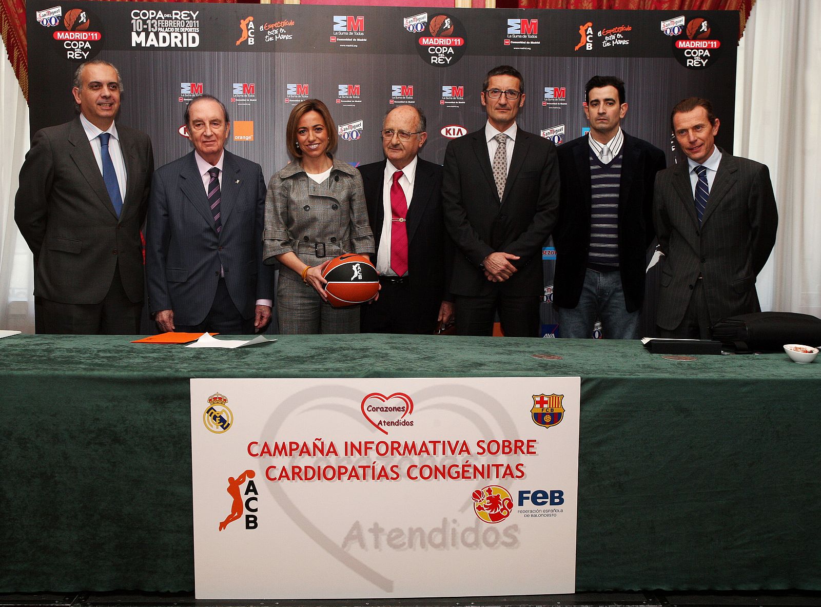 La ministra de Defensa, Carme Chacón, junto con representantes de la ACB, la FEB, el F.C Barcelona, el Real Madrid y la Federación Nacional de Afectados por Cardiopatías Congénitas y Adquiridas