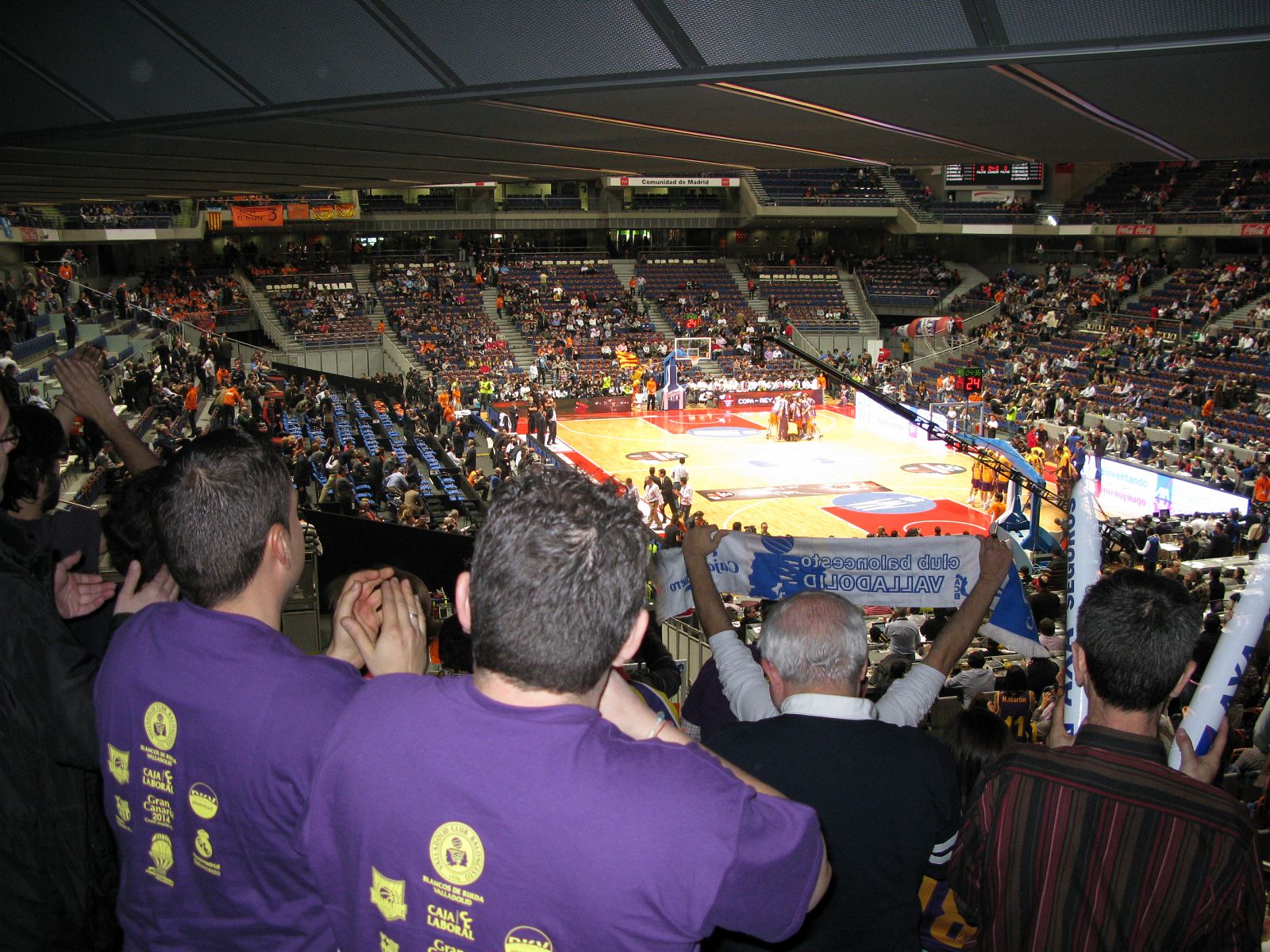 Los aficionados del Blancos de Rueda Valladolid, en el Palacio de los Deportes.