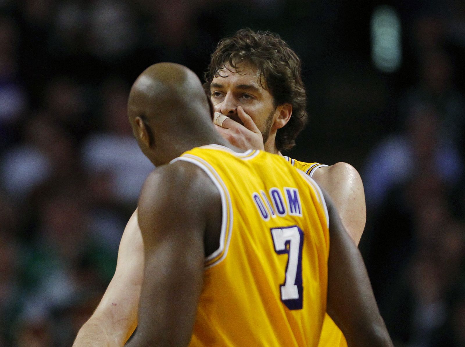 Pau Gasol durante su encuentro ante los Celtics de Boston junto a su compañero Odom.