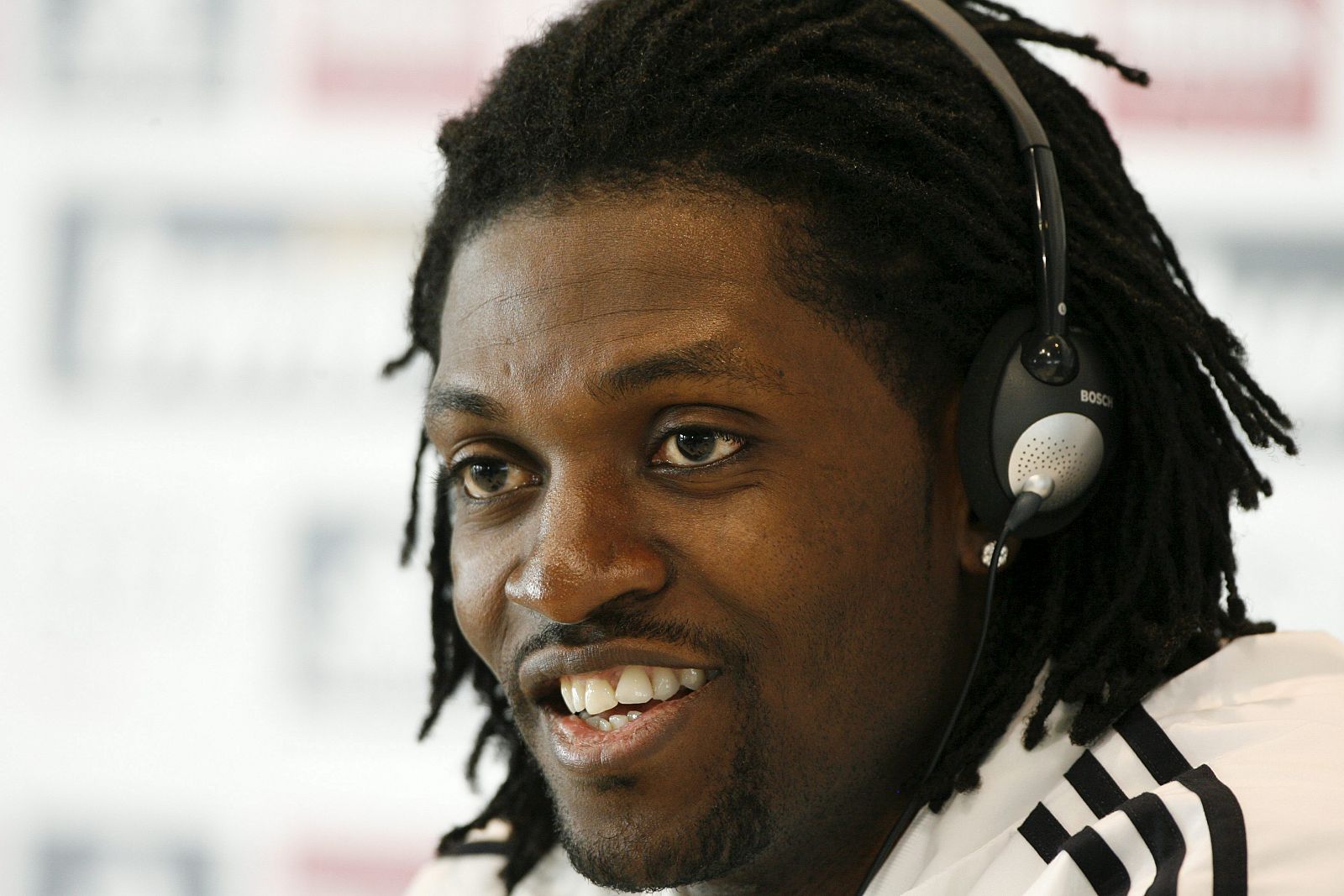 El delantero togolés del Real Madrid, Emmanuel Adebayor, durante una rueda de prensa.