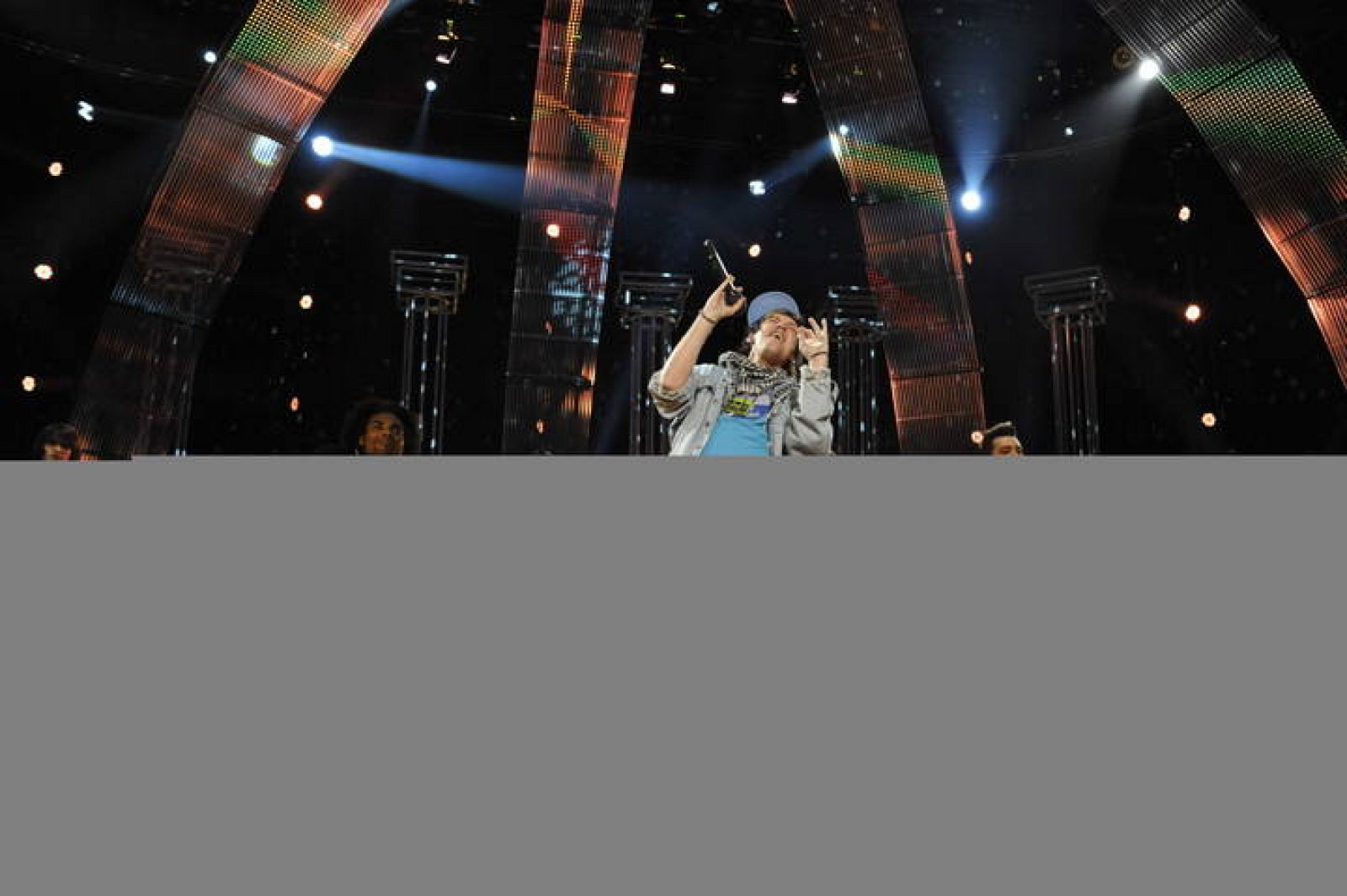 Gio interpreta 'Dime'.