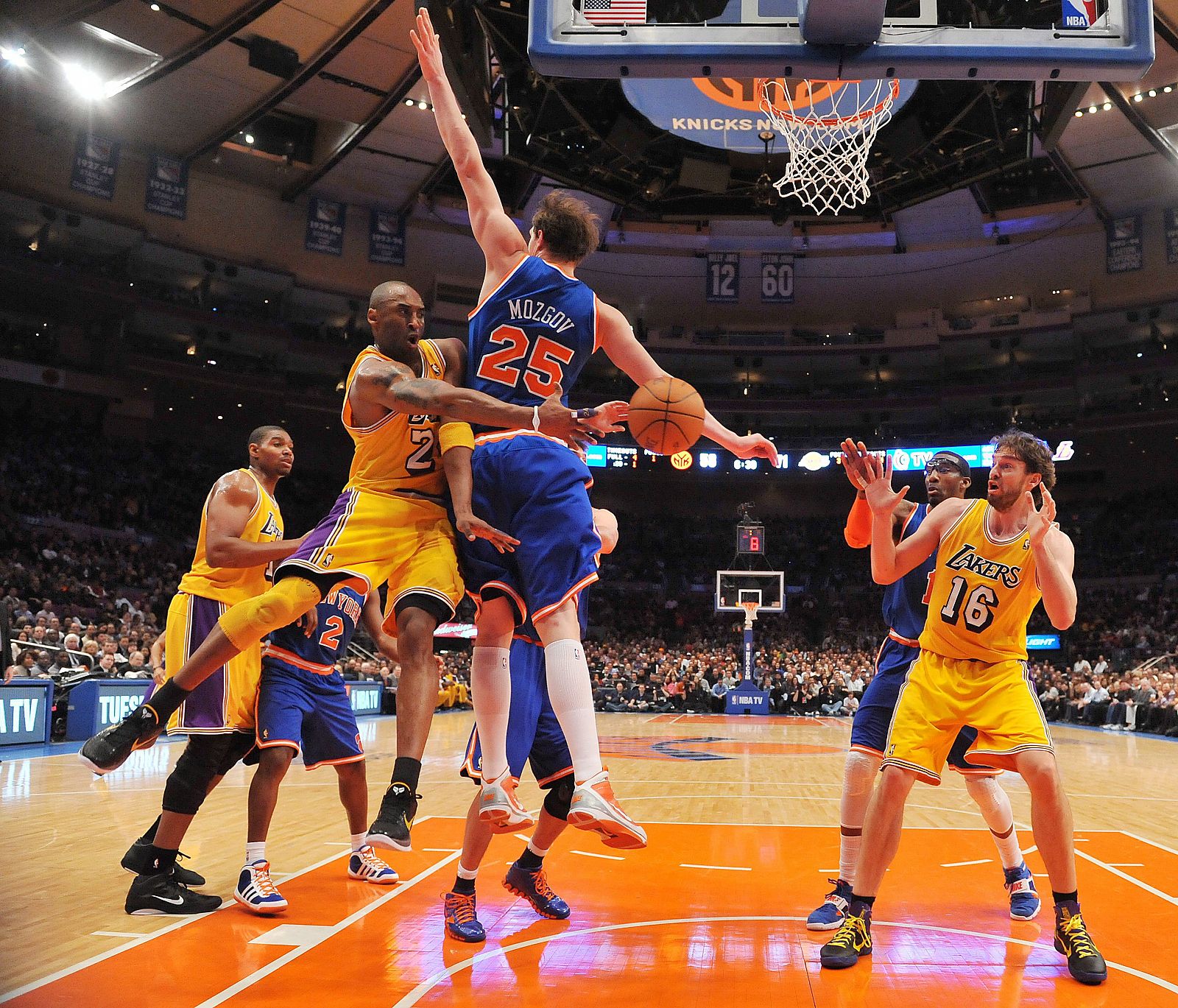 El jugador Kobe Bryant realiza un pase a Pau Gasol Timofey Mozogov de los Knicks.