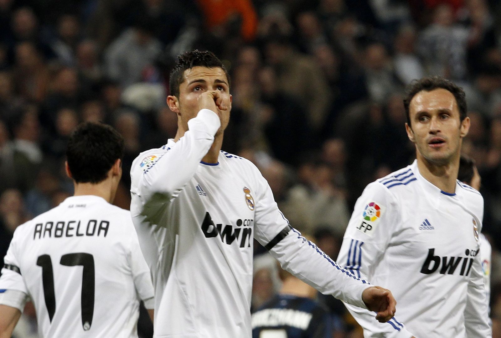 Cristiano Ronaldo celebra un gol ante la Real Sociedad chupándose un dedo.