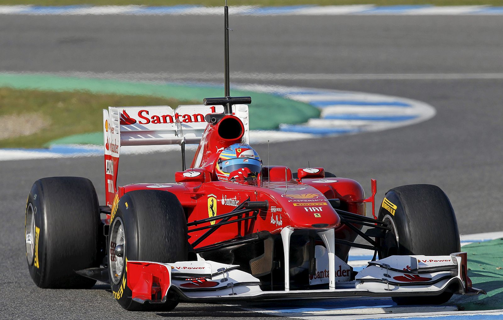 El piloto español de la escudería Ferrari, Fernando Alonso durante los entrenamientos de Jerez.