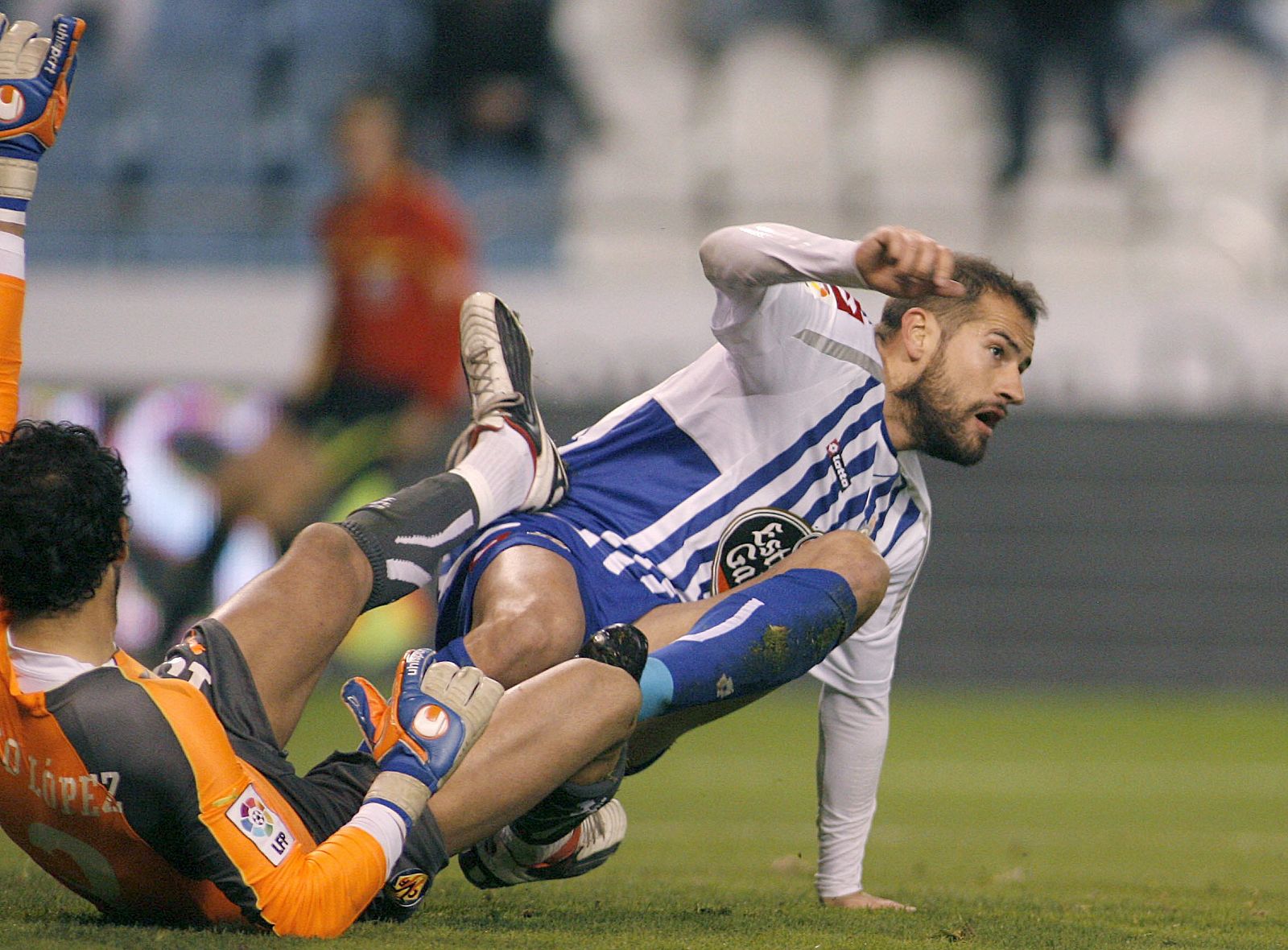 El defensa del Deportivo Alberto Lopo (d) tras marcar gol ante el Villarreal.