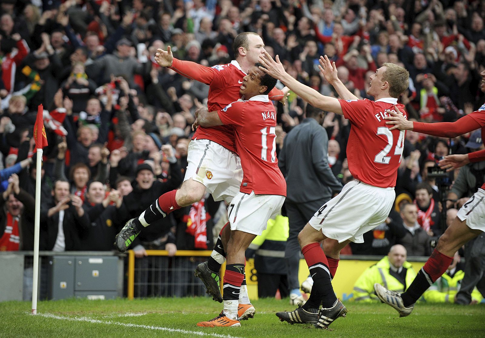 Wayne Rooney del Manchester United (i) celebra su gol frente al Manchester City.