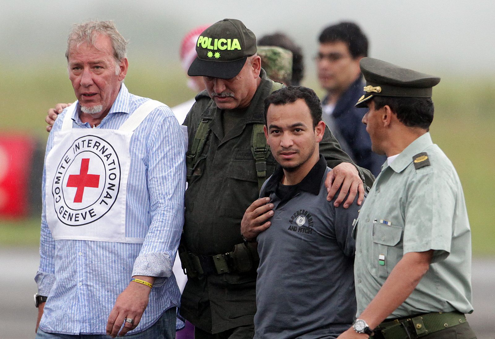 El policía Alberto Ocampo Pérez a su llegada al aeropuerto de Ibagué, Colombia, tras  su  liberación