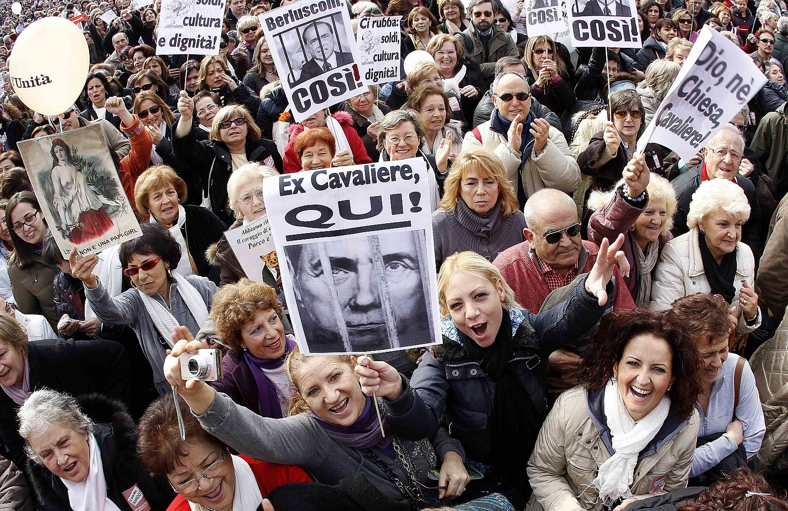 Manifestantes italianos contra el primer ministro Silvio Berlusconi en la Piazza del Popolo en Roma.