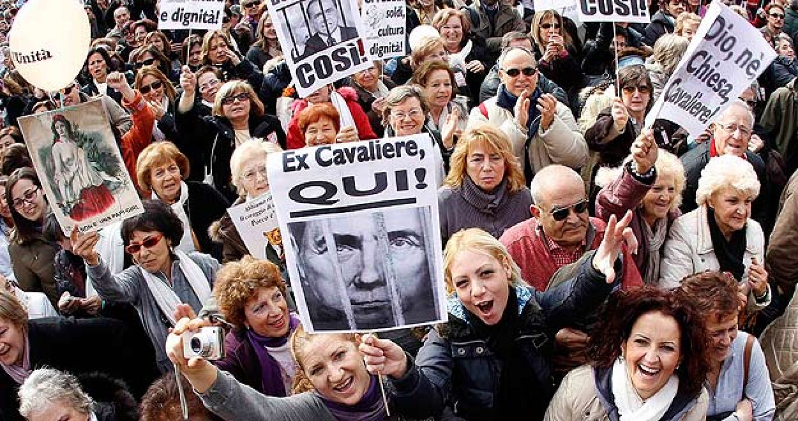Manifestantes italianos contra el primer ministro Silvio Berlusconi en la Piazza del Popolo en Roma.