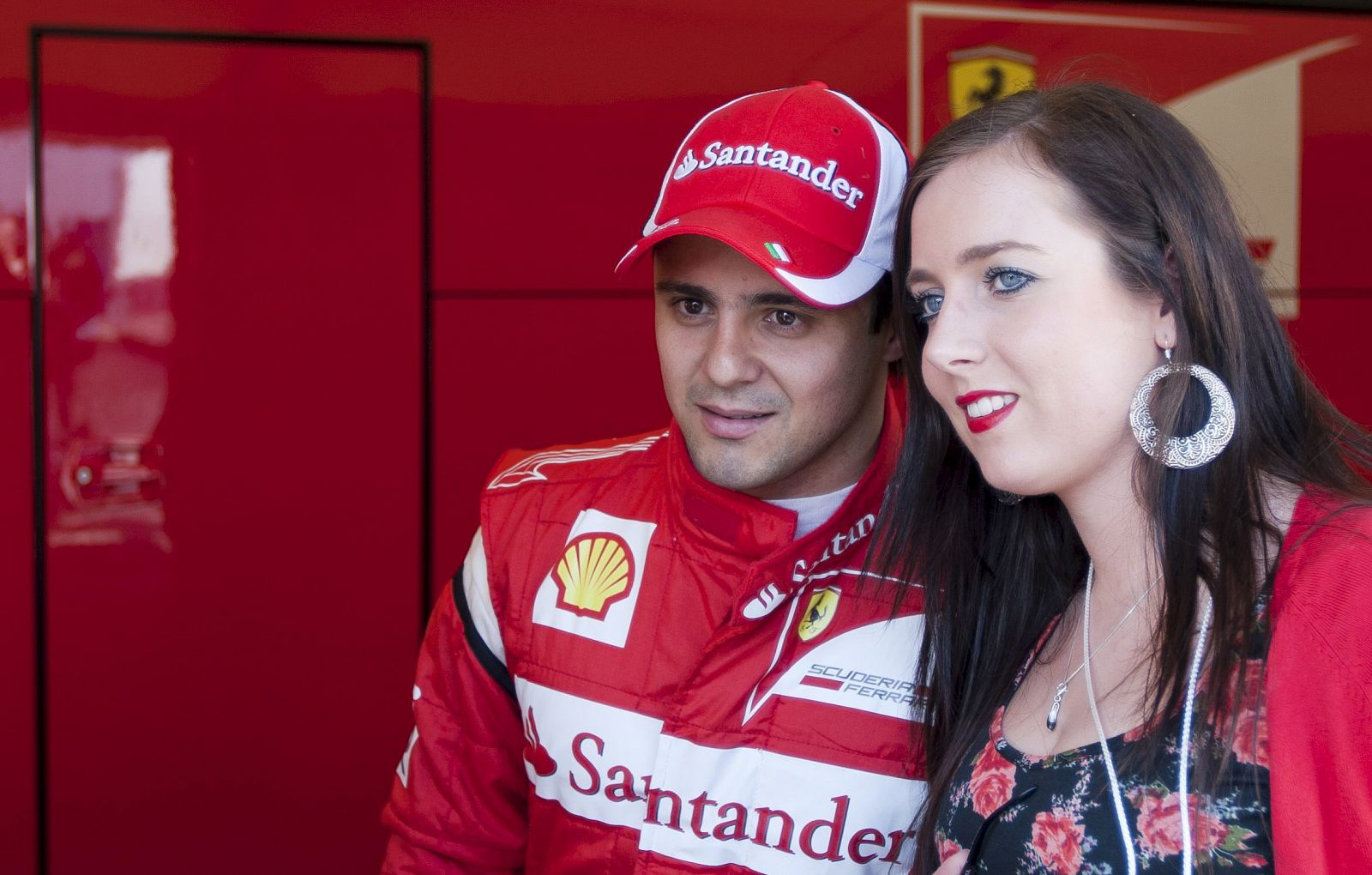 El brasileño Felipe Massa, junto a una aficionada en Jerez