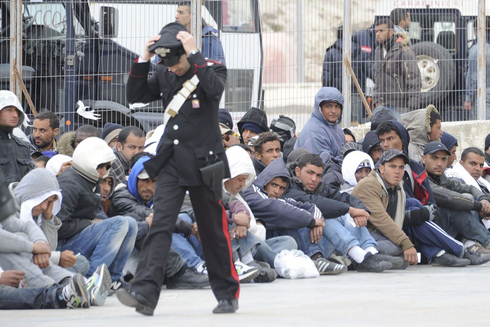 Inmigrantes sin papeles del norte de África en Lampedusa (Italia)