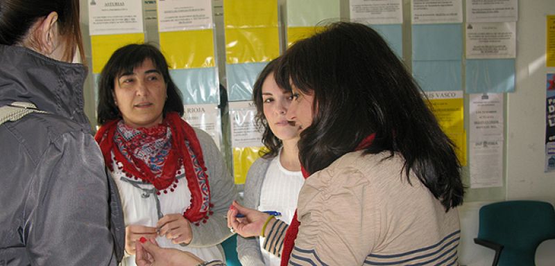 Varias opositoras preguntándose unas a otras si van a seguir estudiando o no, tras conocer la decisión de la Comunidad de Madrid de no convocar oposiciones a Maestro en 2011