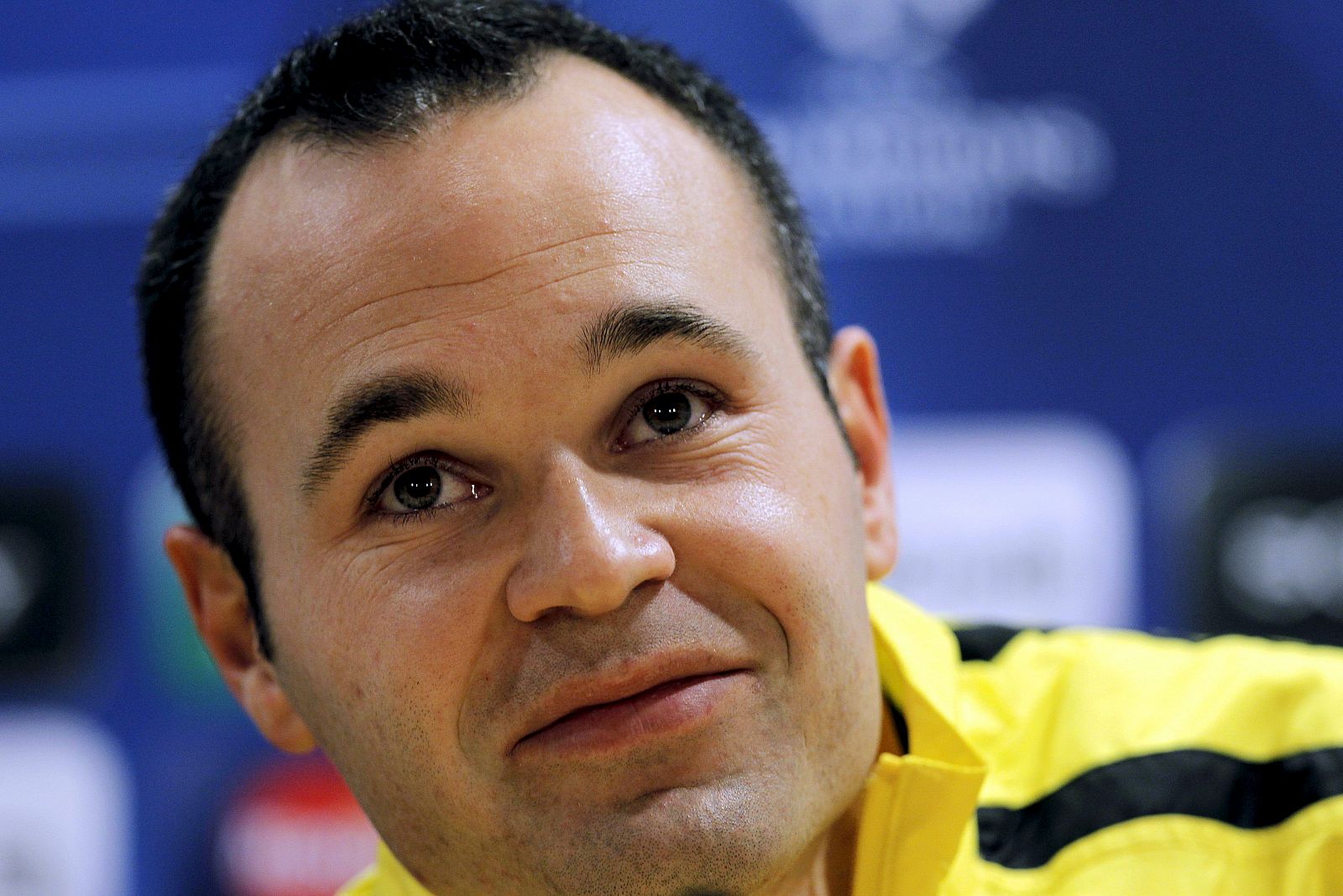 Andrés Iniesta escucha una pregunta durante la rueda de prensa en Londres