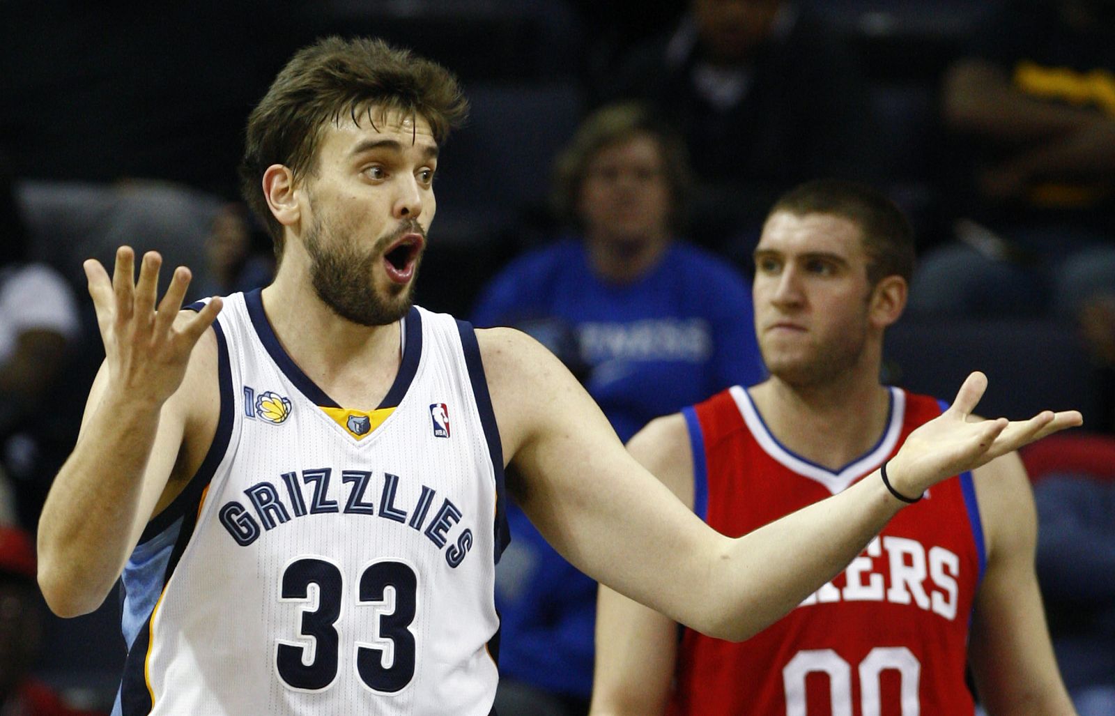 El jugador español de los Grizzlies de Memphis Marc Gasol discute una jugada ante los Sixers de Filadelfia.